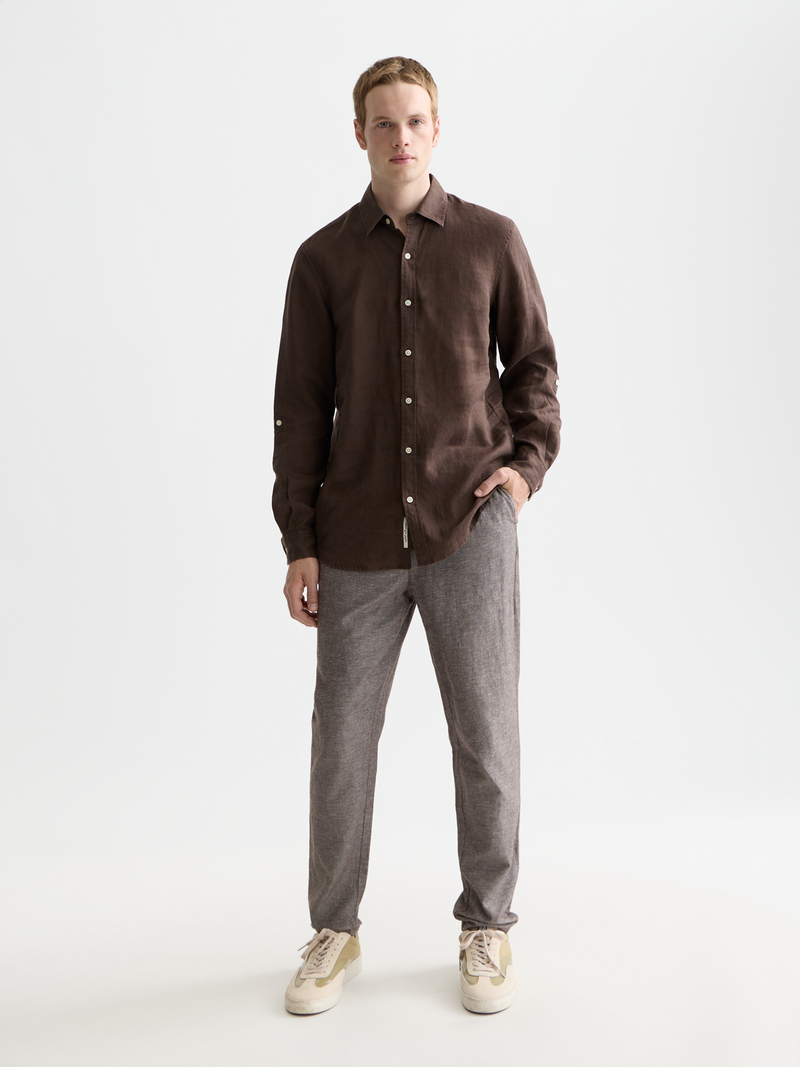 SCOTCH & SODA Warren jogger pants in neutral fabric, featuring a relaxed fit and elastic waistband for casual comfort.