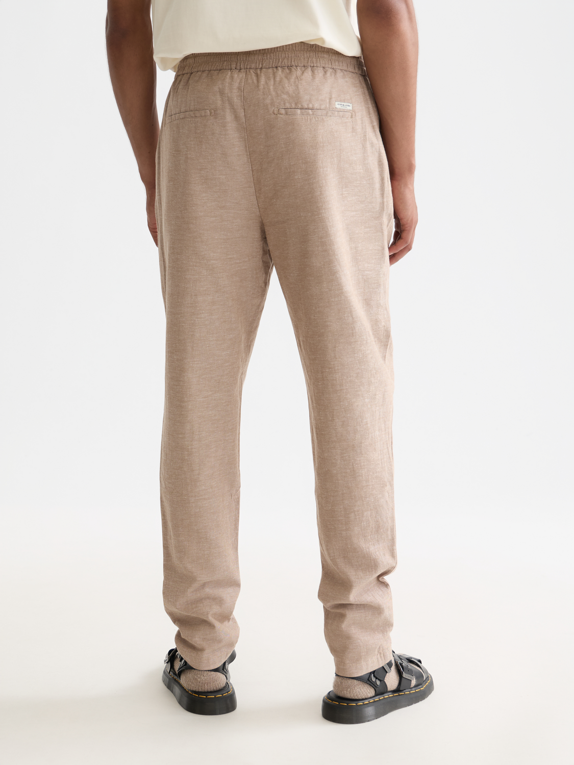 SCOTCH & SODA Warren joggers in dark gray, casual pants with a relaxed fit and elastic waistband, front and back view.