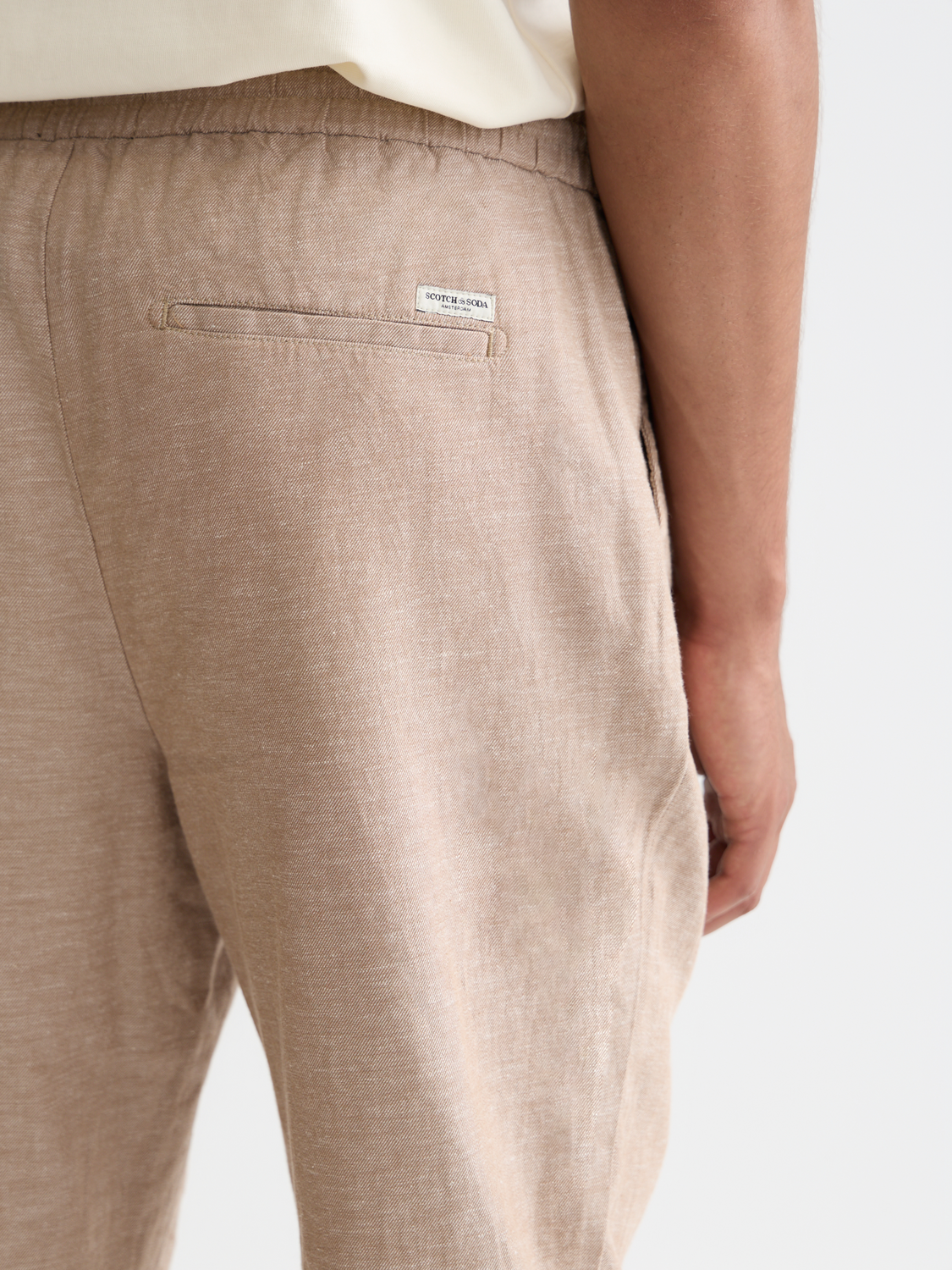 SCOTCH & SODA Warren joggers, stylish casual pants in neutral fabric with elastic waistband and relaxed fit.