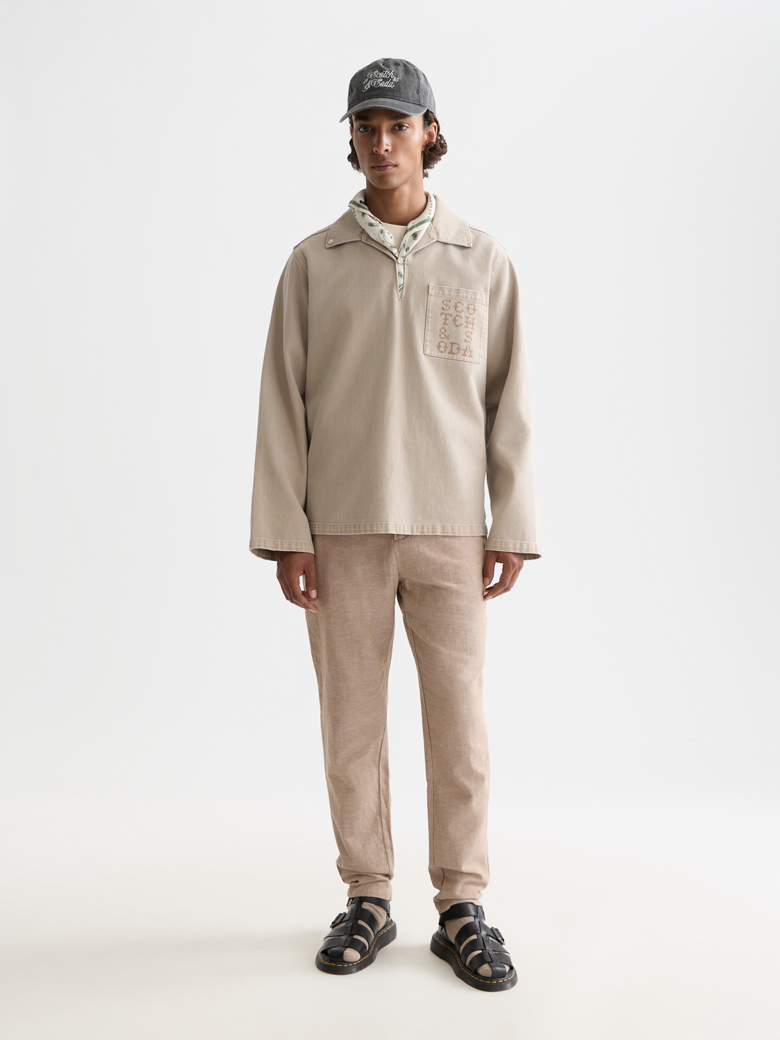 Scotch & Soda Warren joggers pants in dark fabric with a relaxed fit and elastic waistband, suitable for casual wear.