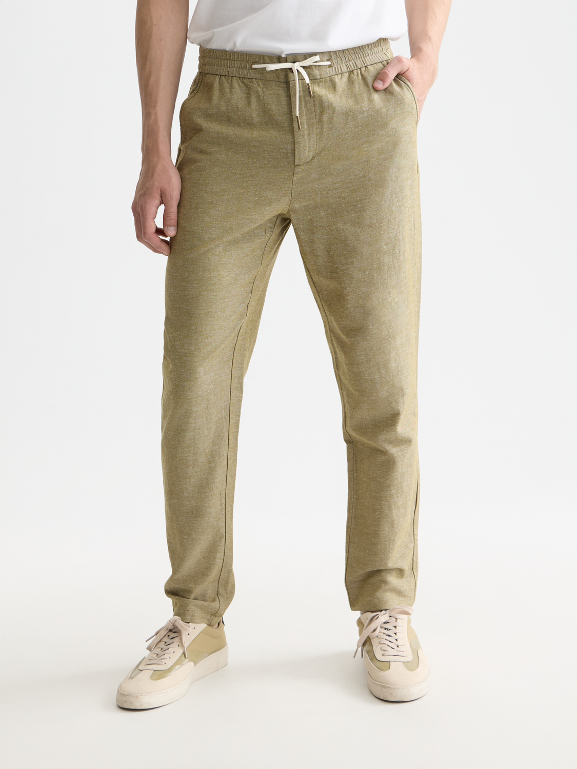 SCOTCH & SODA Warren jogger pants in dark red with relaxed fit, elastic waistband, and tapered leg design.