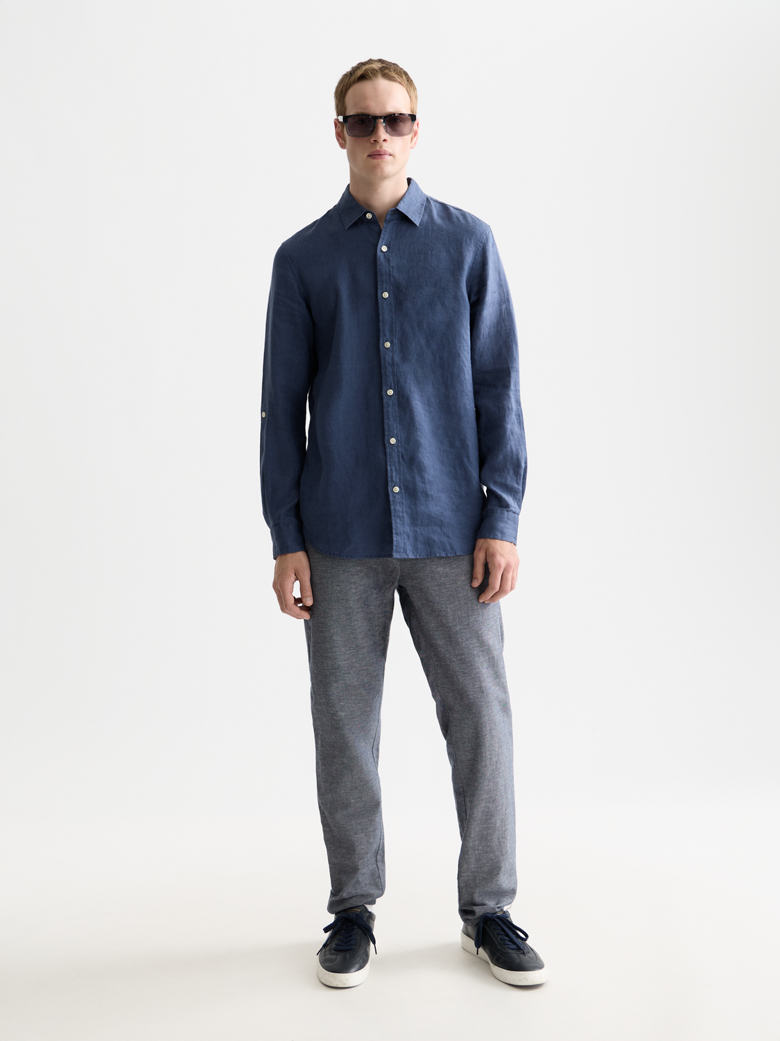 SCOTCH & SODA Warren jogger pants in neutral fabric, featuring a relaxed fit and stylish design for casual wear.