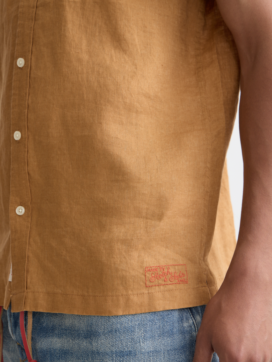 Light beige short-sleeved linen shirt by Scotch & Soda, casual men's S/S shirt with a relaxed fit and breathable fabric.