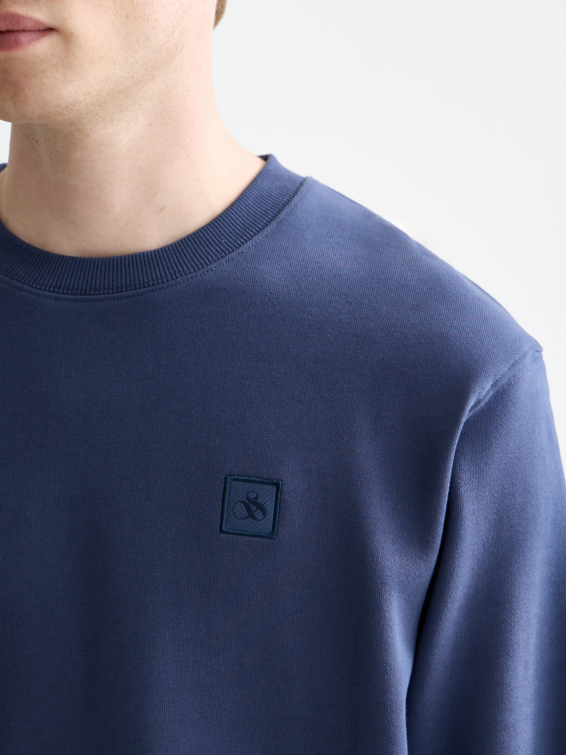 SCOTCH & SODA logo sweatshirt, casual gray sweat top with brand emblem on front, soft fabric, comfortable fit.