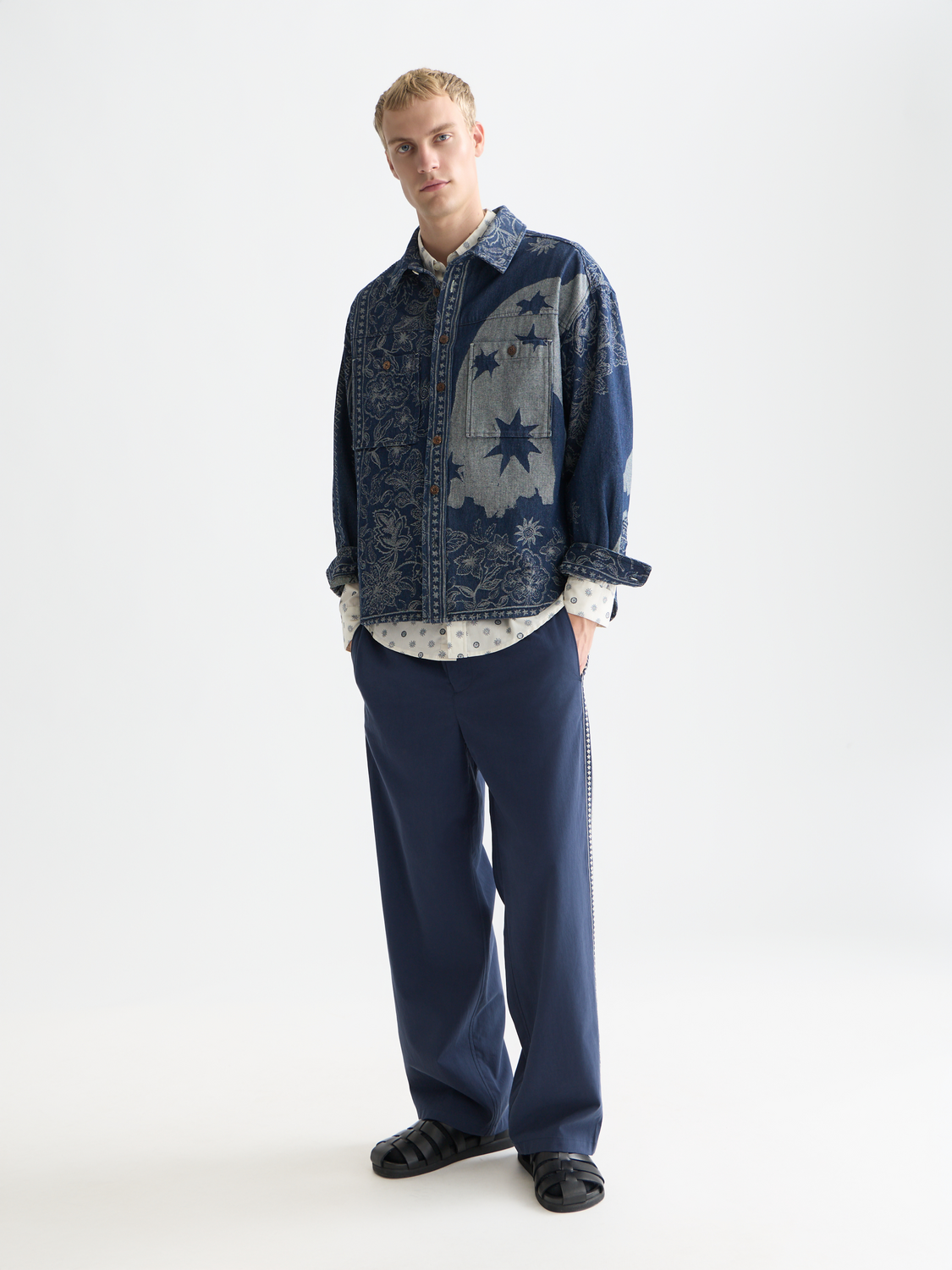 SCOTCH & SODA Otis straight-fit jogger pants in neutral fabric, featuring a relaxed fit and casual style.
