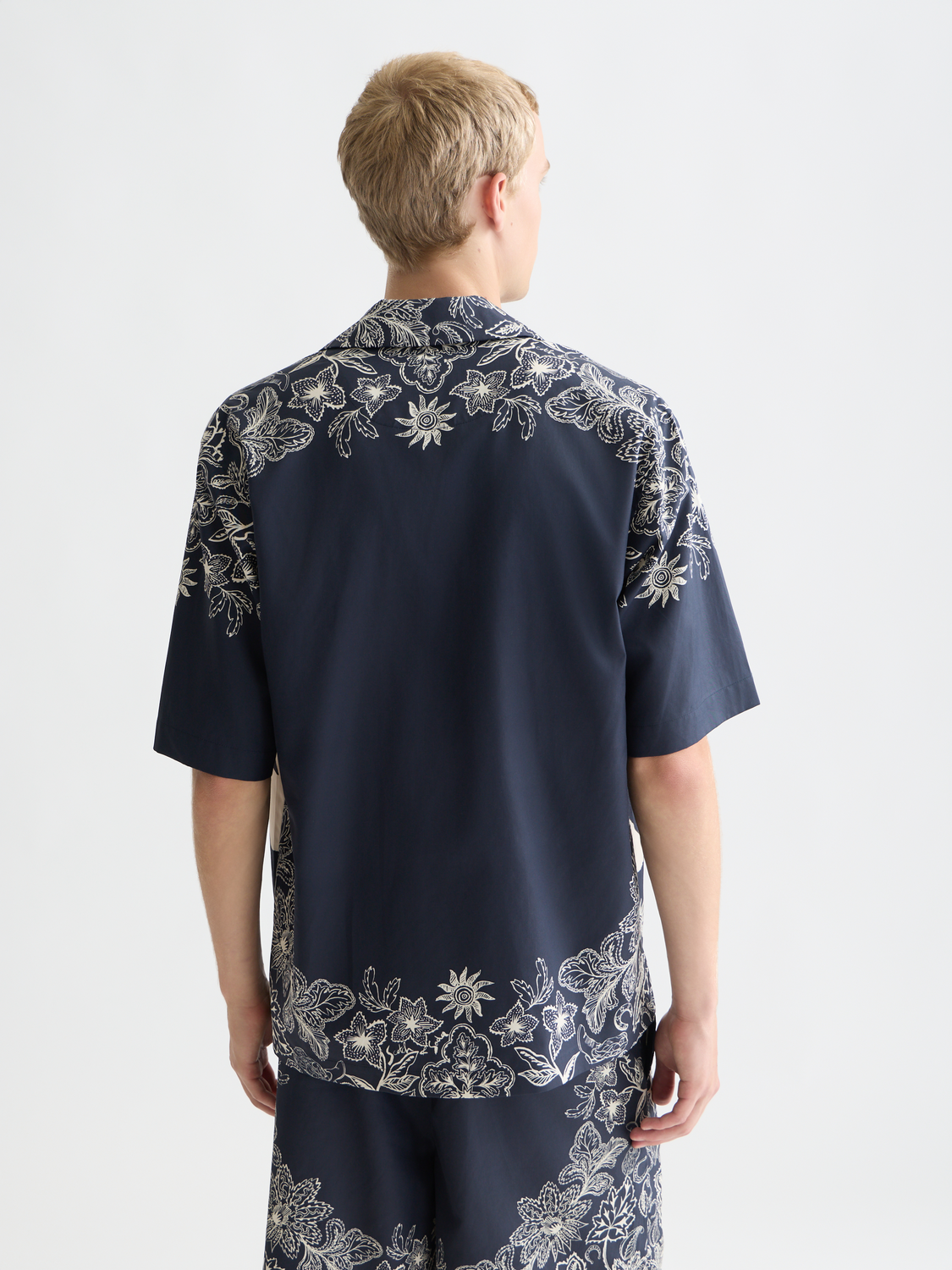 Printed Scotch & Soda short-sleeved shirt with a colorful pattern, shown from the back. Casual men's summer S/S shirt.