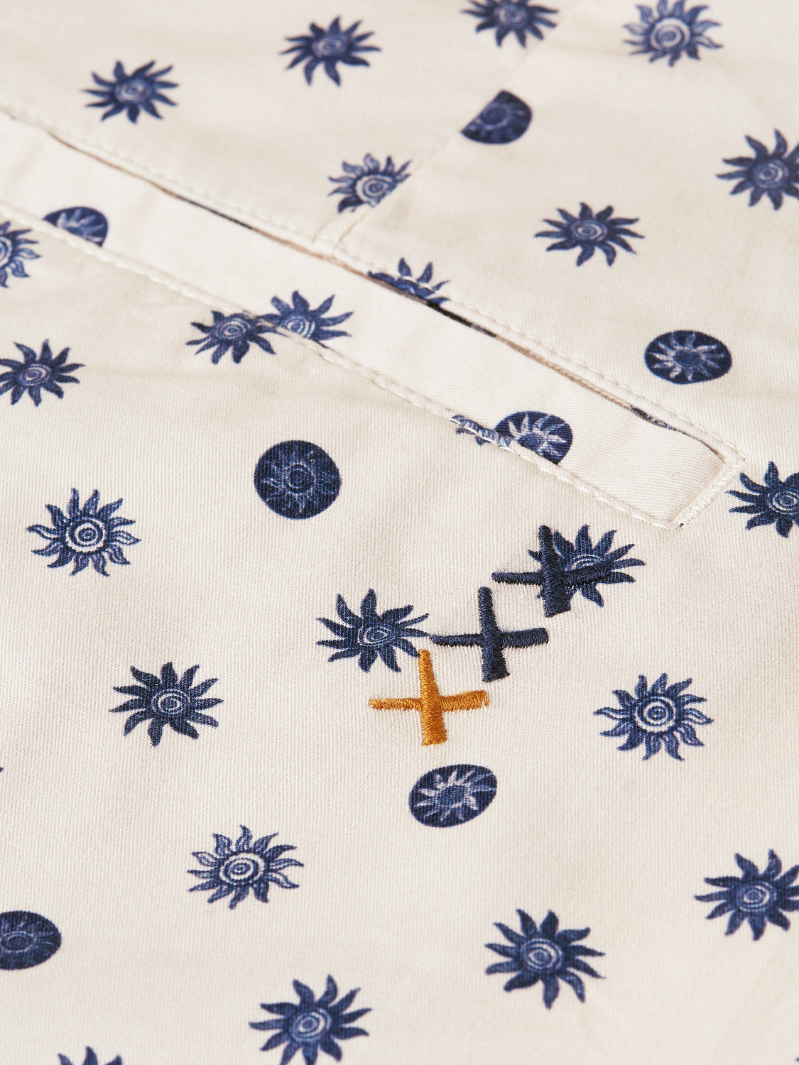 Scotch & Soda Stuart chino shorts in a neutral color, featuring a tailored fit and front pockets, ideal for casual wear.