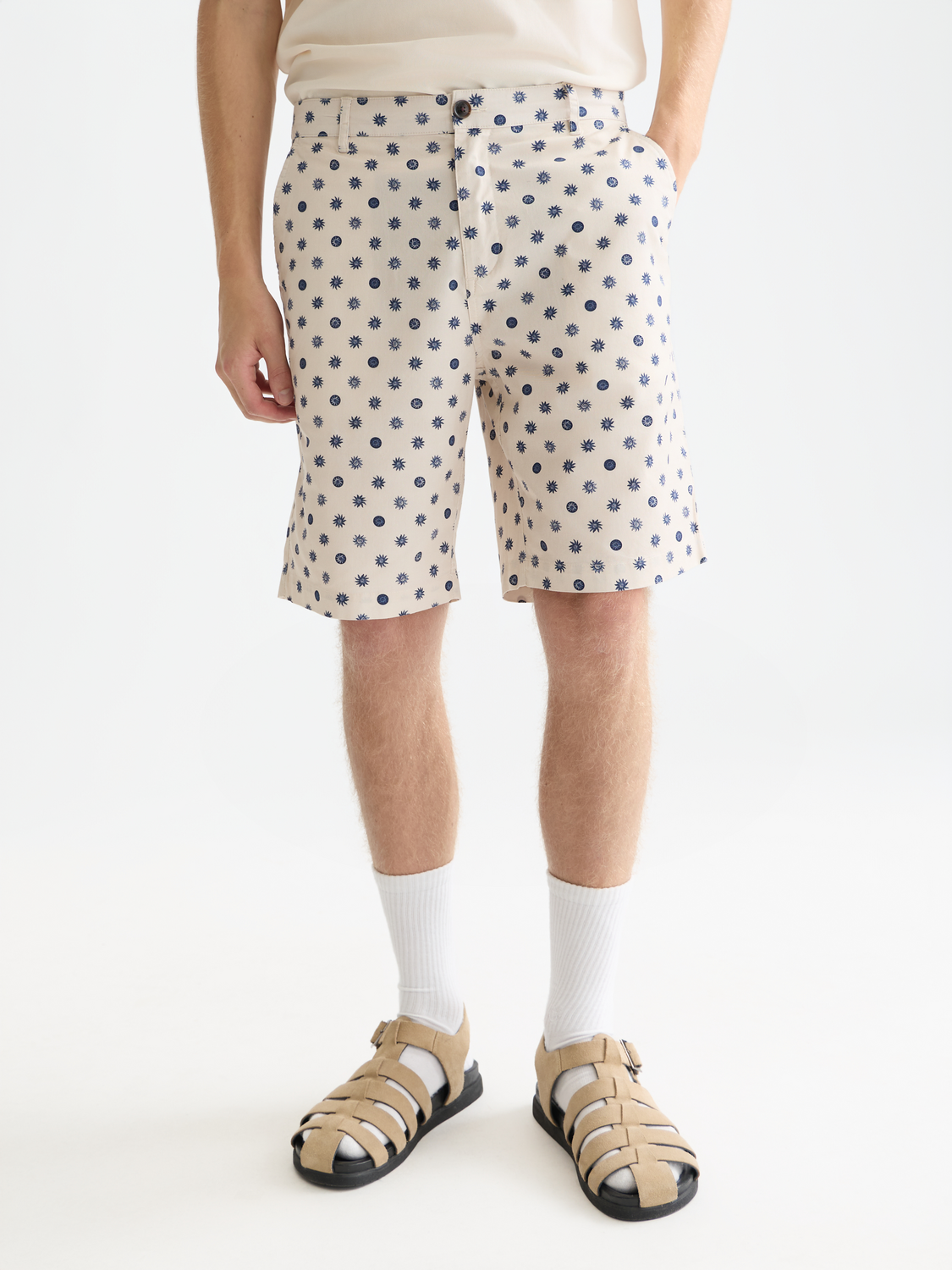 Scotch & Soda Stuart chino shorts in khaki with front pockets, casual men's shorts for warm weather.