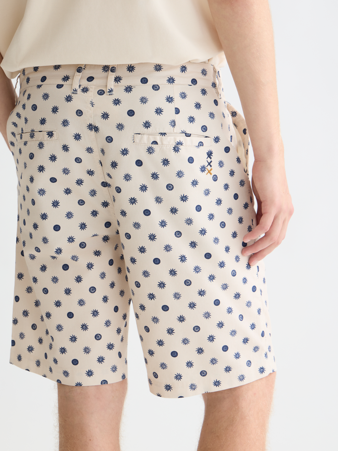 Scotch & Soda Stuart chino shorts in a neutral color, featuring a classic fit with belt loops and front pockets.