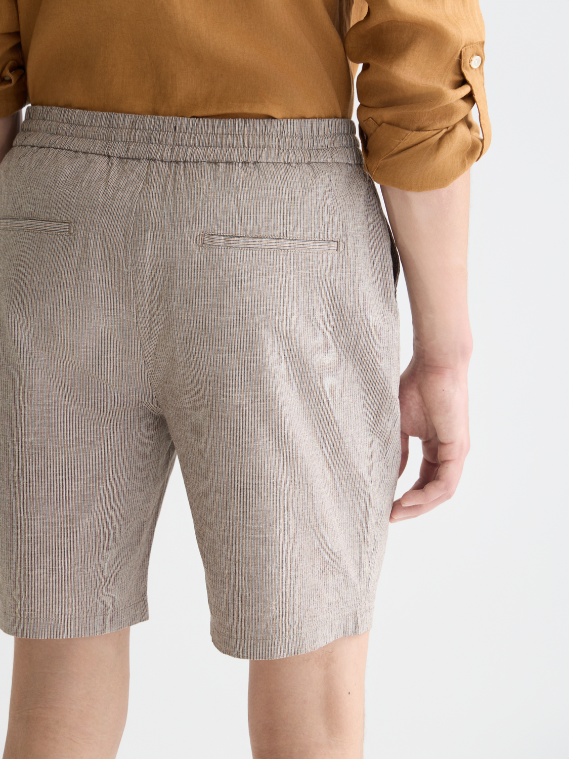 Light beige Fave cotton-linen shorts by Scotch & Soda with a relaxed fit and side pockets displayed on a neutral background.