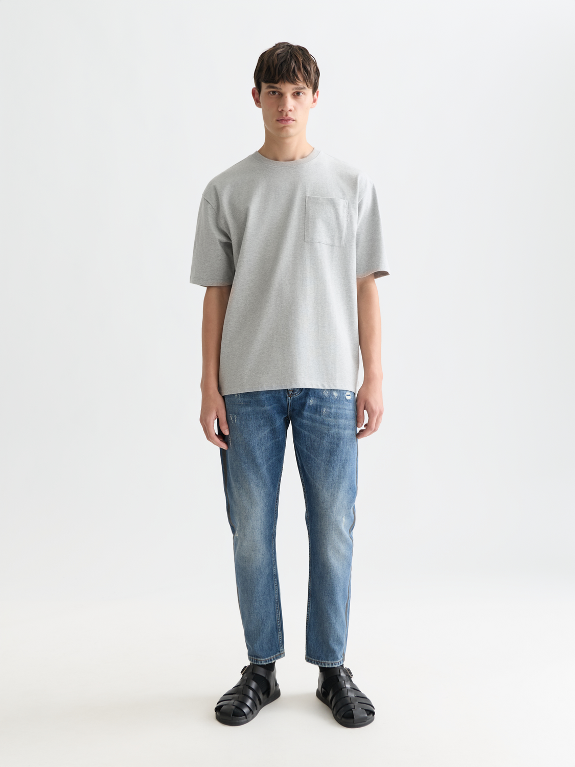 Light gray short-sleeve Scotch & Soda chest pocket t-shirt with a classic fit, featuring a small front pocket and crew neckline.