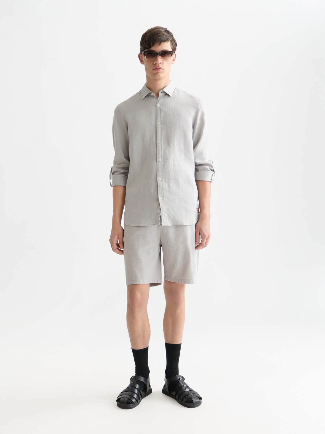 Scotch & Soda Fave cotton-linen shorts in light beige with a relaxed fit and adjustable waist, displayed on a model.