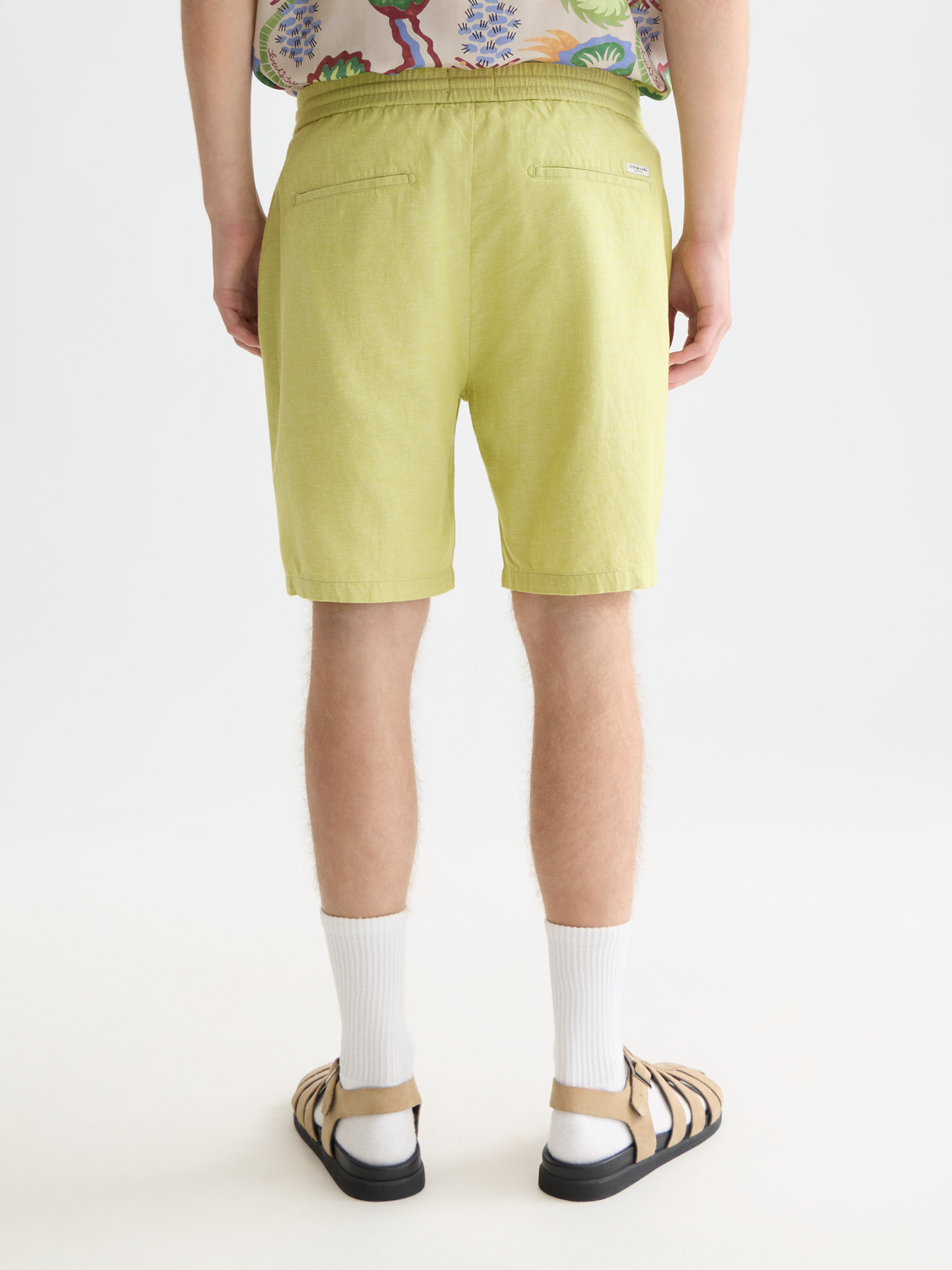 SCOTCH & SODA Fave cotton-linen shorts with back pocket, beige color, casual summer style, front and back view.