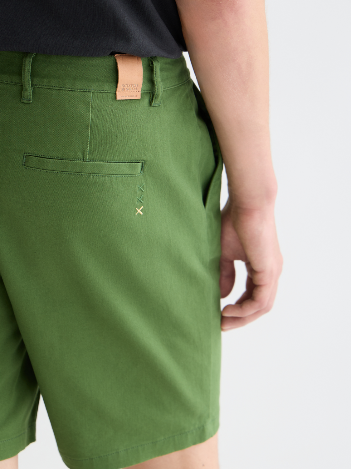 Scotch & Soda Stuart chino shorts in beige with front pockets and belt loops, casual men's summer shorts.