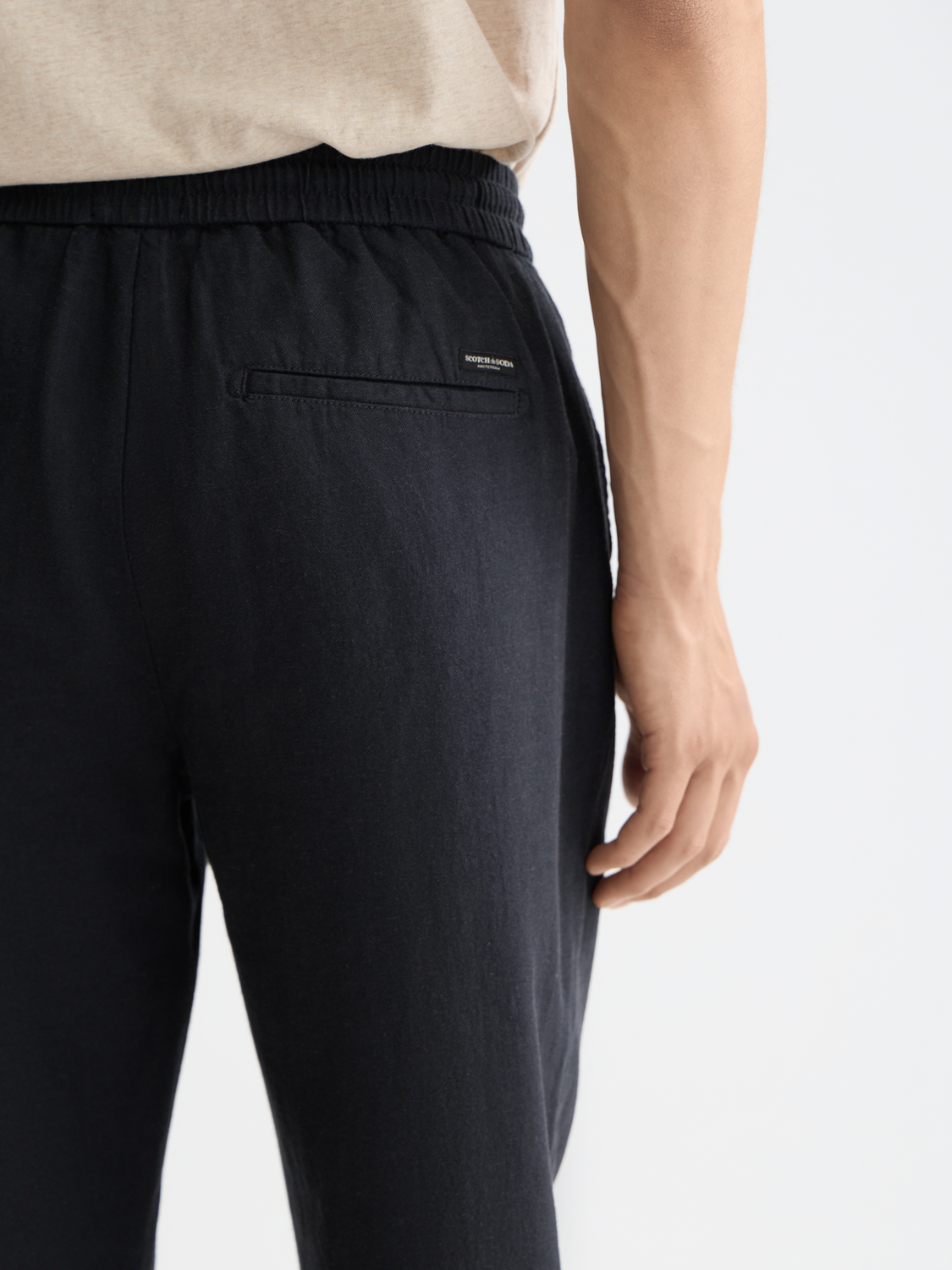 SCOTCH & SODA Warren joggers pants in dark color, featuring a relaxed fit and casual style, shown on model.