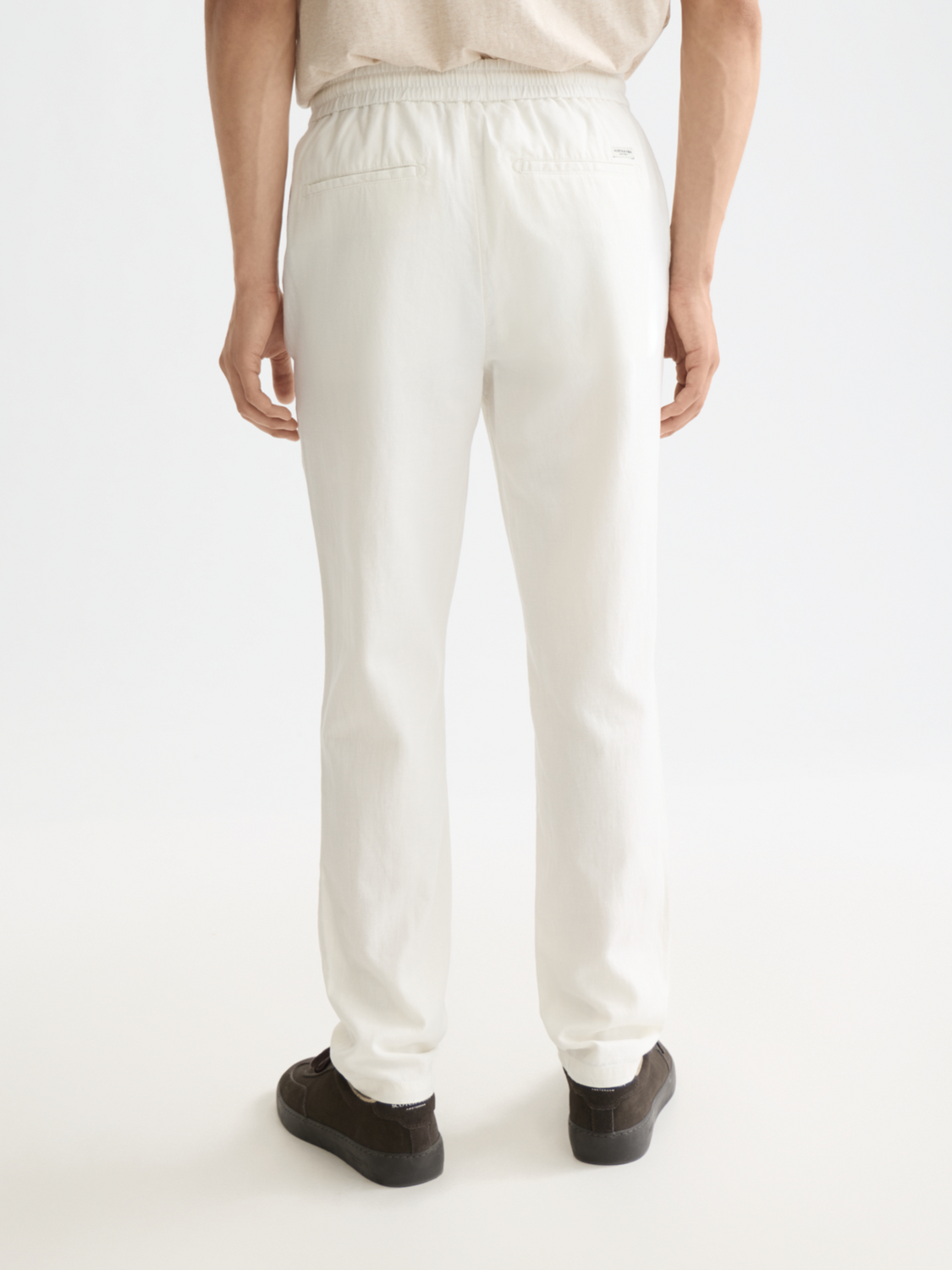 SCOTCH & SODA Warren joggers in dark gray with back pockets, made of comfortable pants fabric.