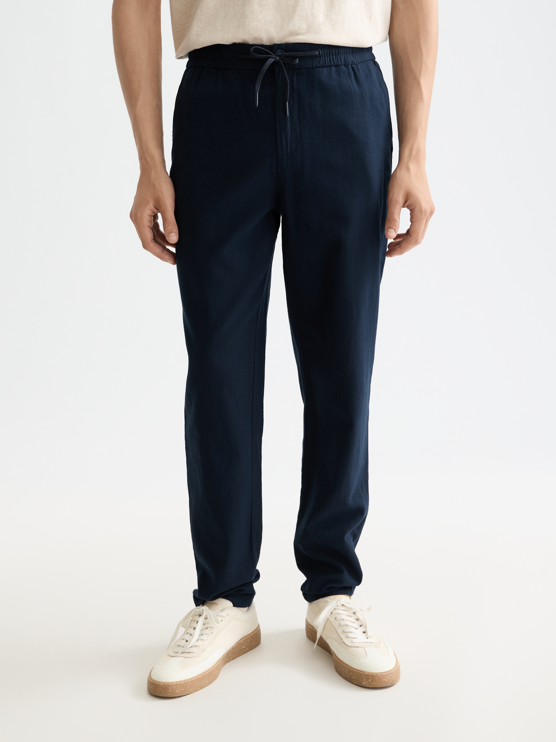 SCOTCH & SODA Warren jogger pants in dark color, featuring a relaxed fit with elastic waistband and tapered legs.