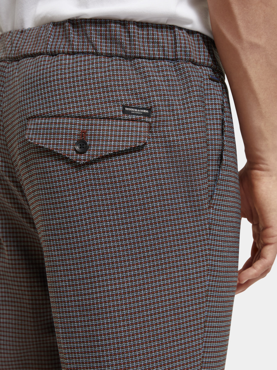 Scotch & Soda Finch tapered fit pants in dark fabric with a classic design and tailored fit, displayed on a neutral background.