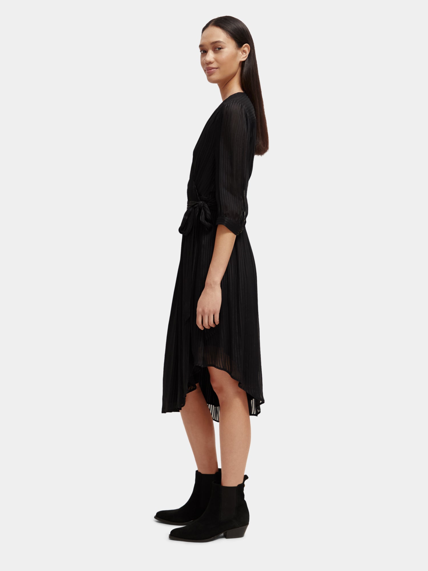 Scotch & Soda V-neck midi dress in flowy fabric, featuring a stylish silhouette and elegant design.
