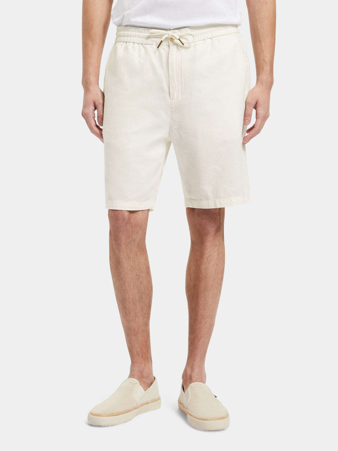 Scotch & Soda Fave cotton-linen shorts in beige with a relaxed fit, featuring a drawstring waist and side pockets.