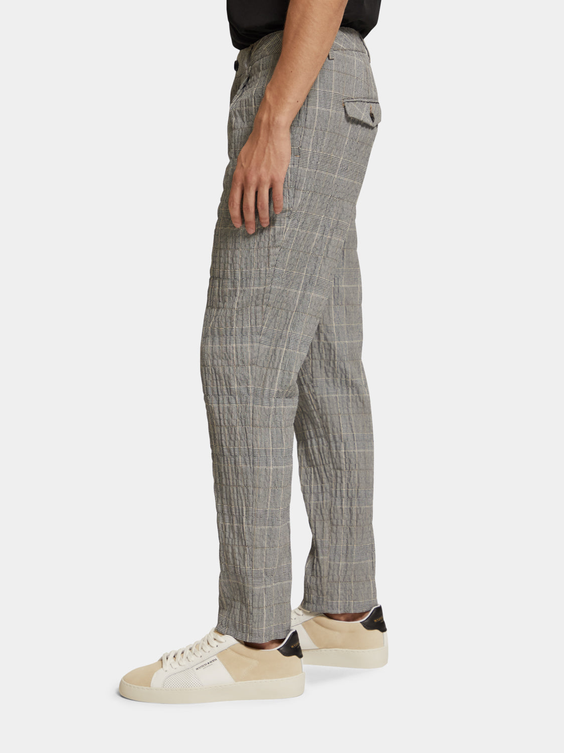 Slim fit Scotch & Soda Blake chinos in neutral fabric, featuring classic pockets and tailored design.