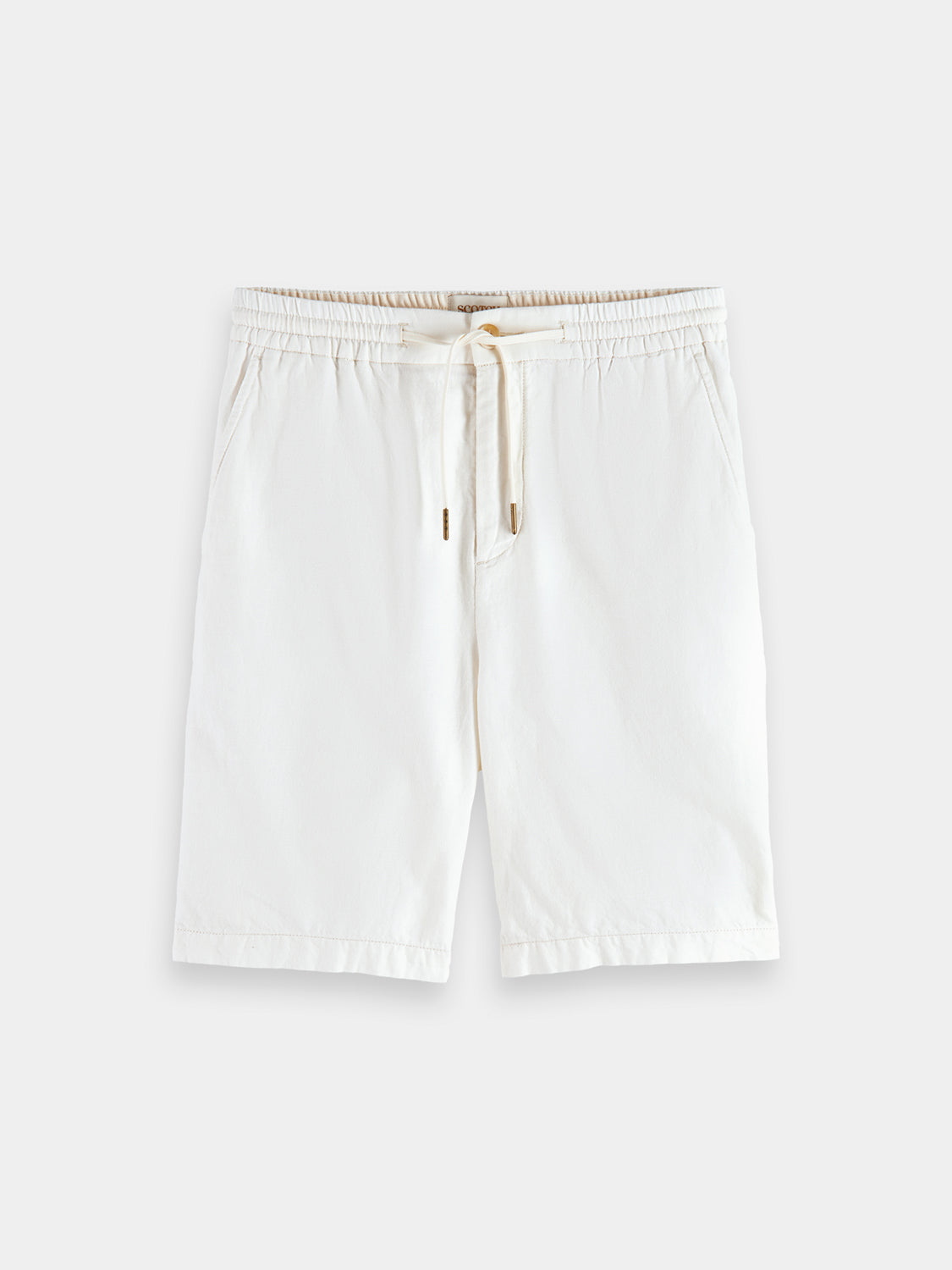 Scotch & Soda Fave cotton-linen shorts in beige, featuring a casual fit and rolled-up hem, displayed on a hanger.