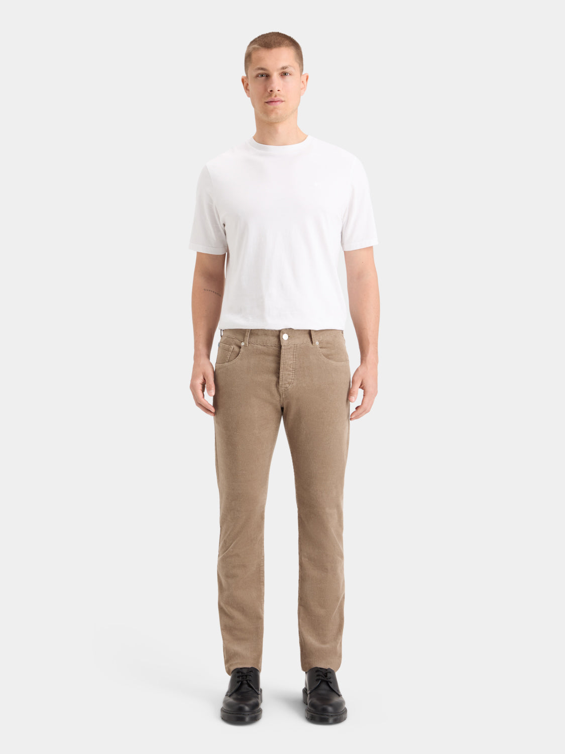 SCOTCH & SODA Ralston corduroy pants in tan, featuring a classic straight-leg fit and textured fabric.