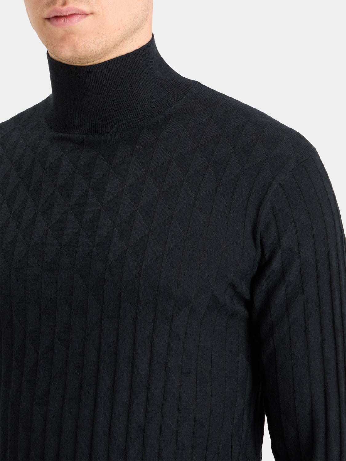 SCOTCH & SODA relief stitch turtleneck knitwear in soft fabric, close-up of the textured ribbed collar and detailed stitching.
