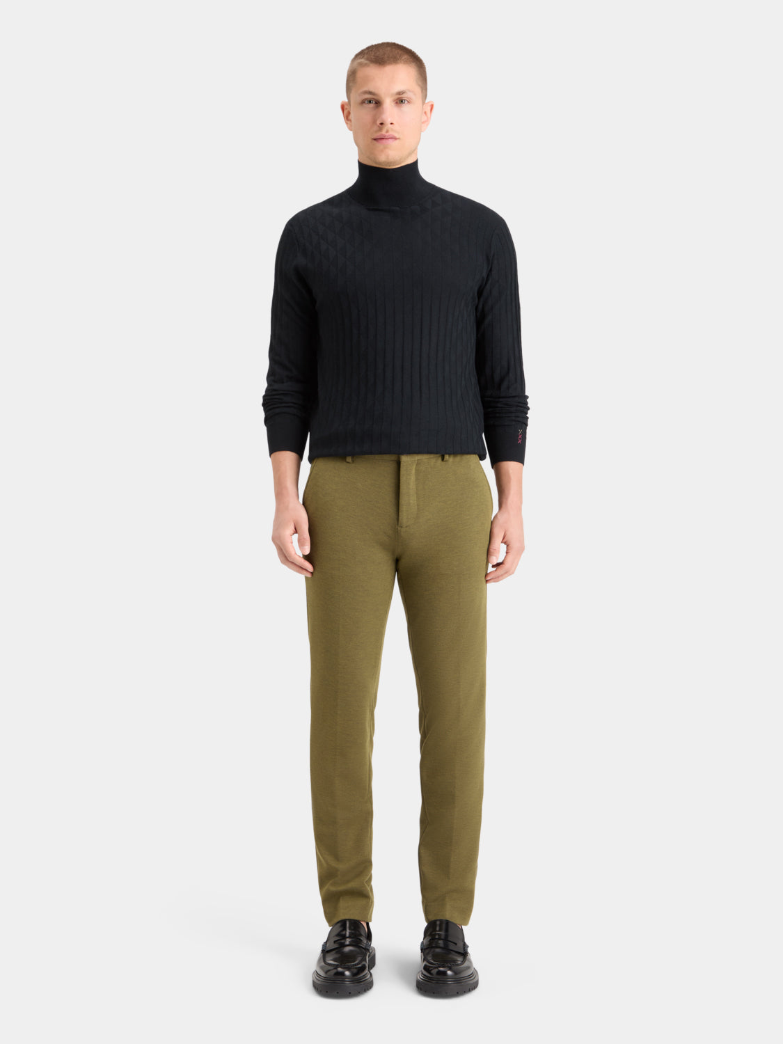 SCOTCH & SODA relief stitch turtleneck knitwear in neutral color, close-up of textured fabric and high neckline.