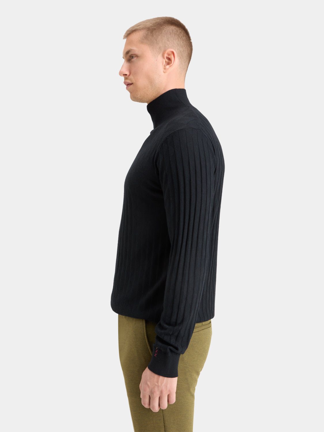 SCOTCH & SODA Relief Stitch Turtleneck knitwear in neutral color, close-up of textured fabric and high neckline.