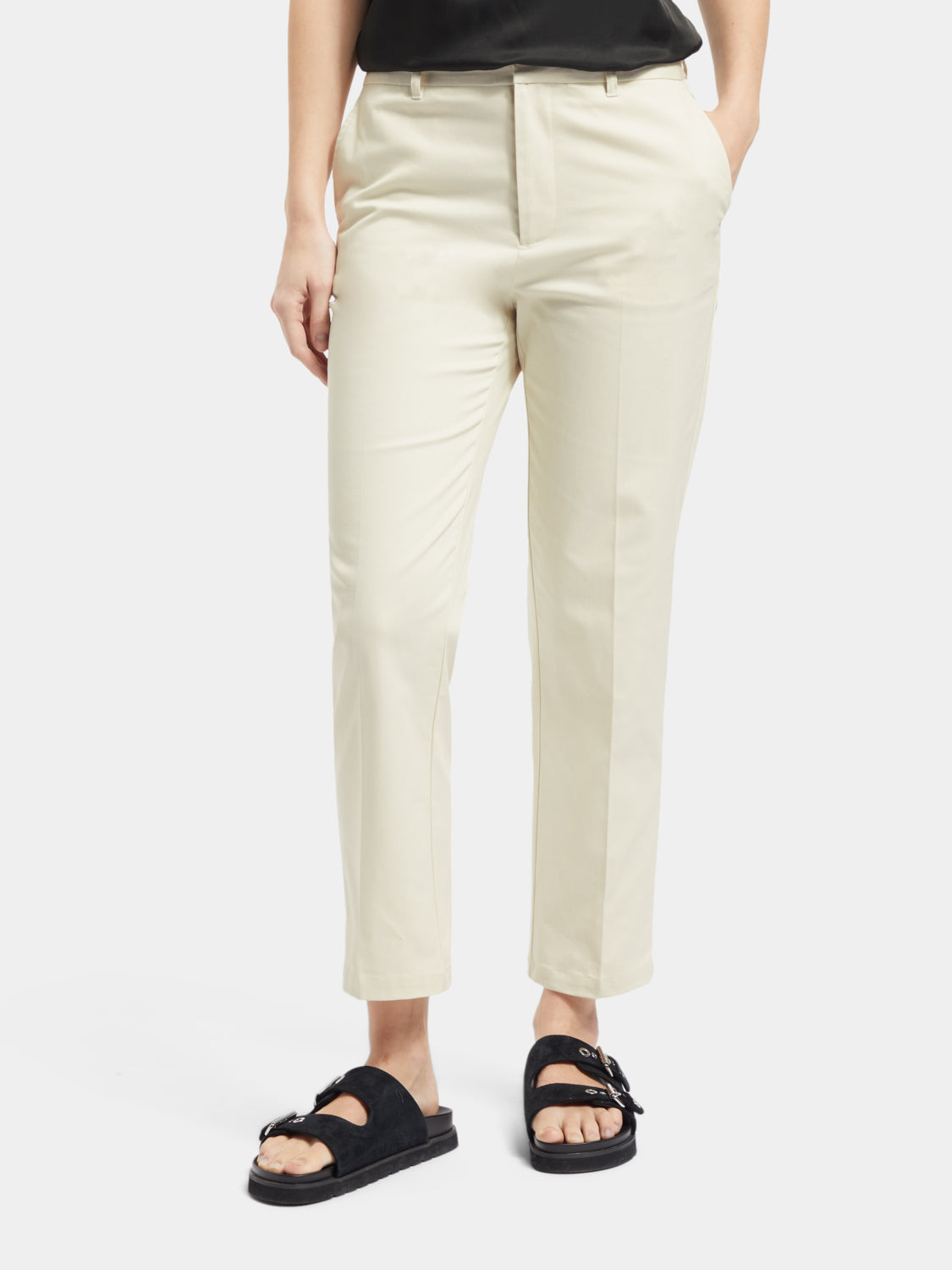 Scotch & Soda Abbott tapered chinos, stylish men's pants in a neutral color, featuring a slim fit and classic design.