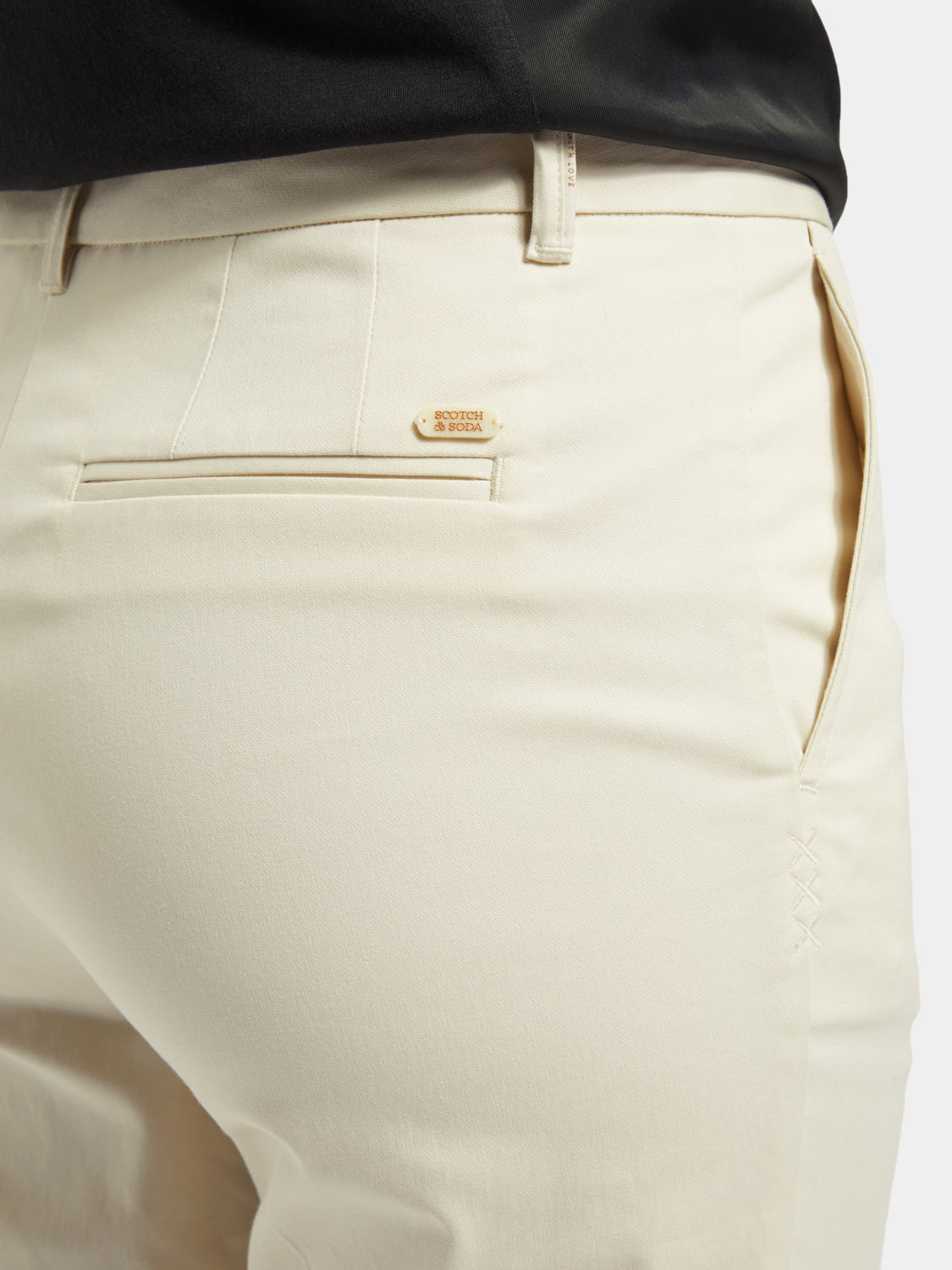 Scotch & Soda Abbott tapered chinos pants in neutral fabric with front and back pockets, tailored fit and stylish design.