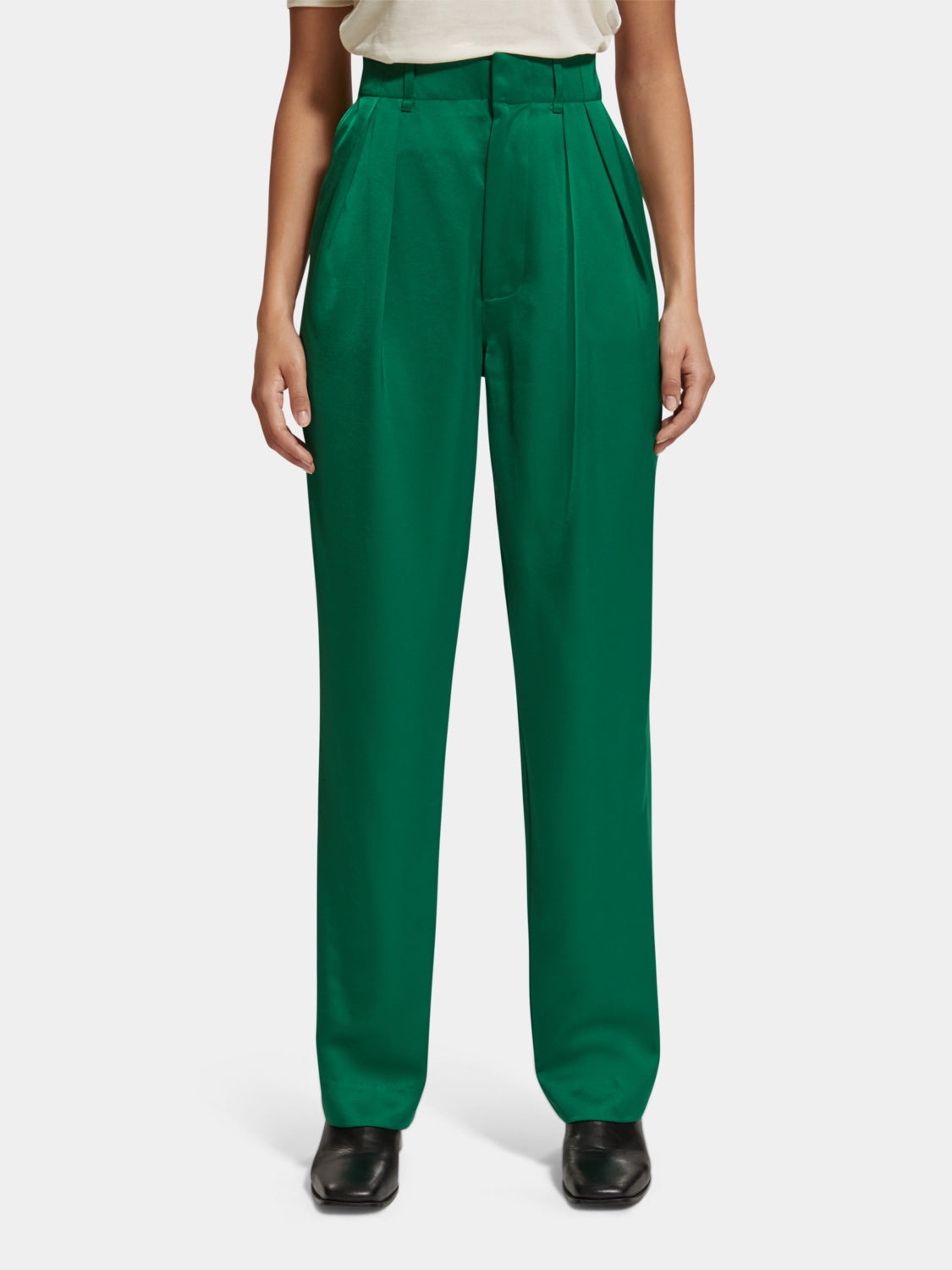 SCOTCH & SODA Faye tapered pants in a stylish fit, shown in a natural pose with a sleek silhouette and tailored design.