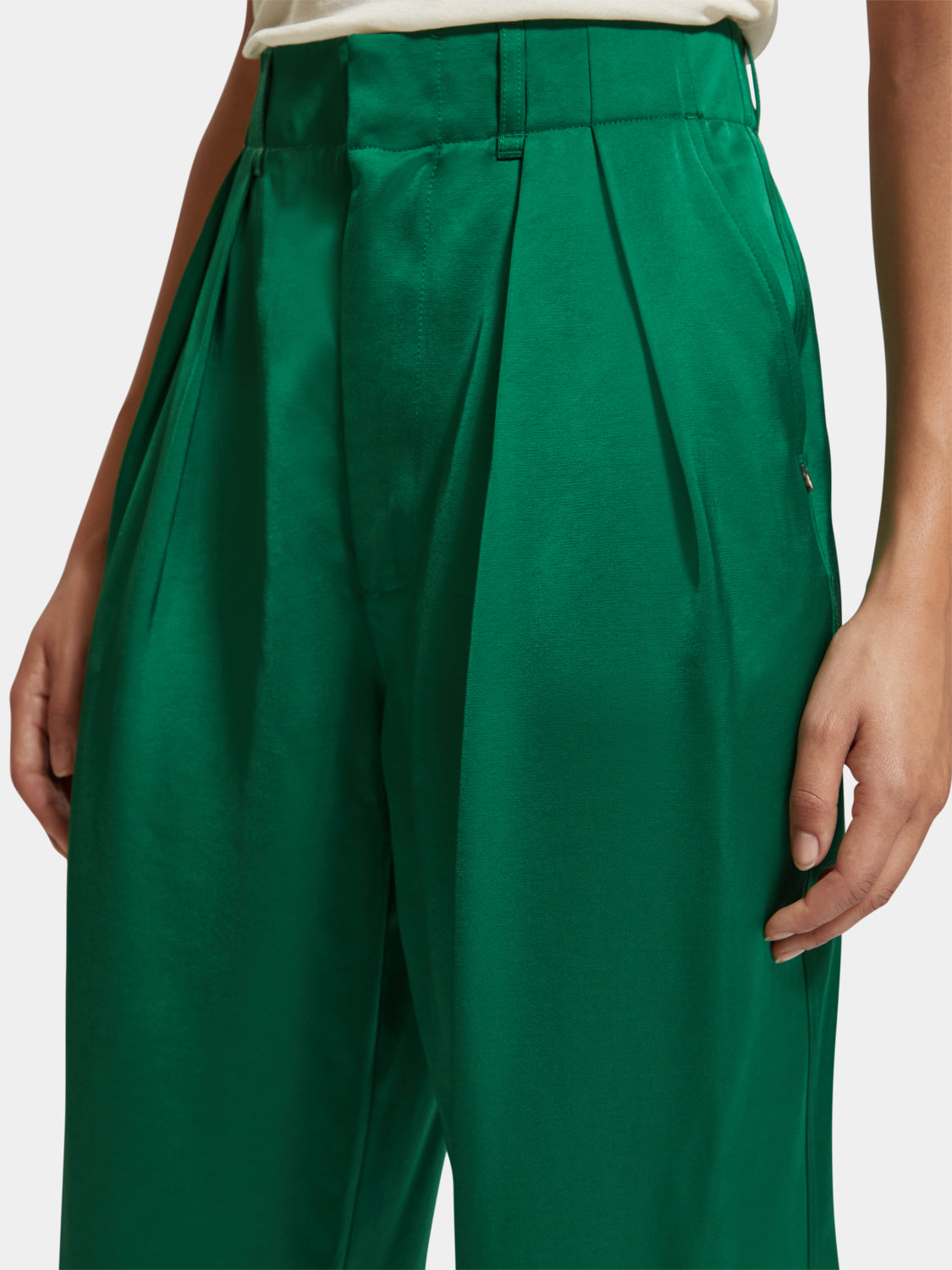 Scotch & Soda Faye tapered pants in a relaxed fit, featuring a high waist and tapered leg silhouette.
