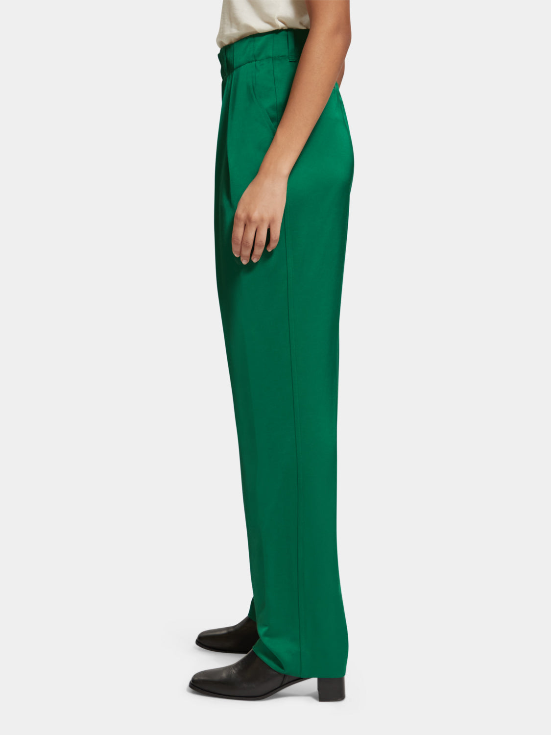 SCOTCH & SODA Faye tapered pants in neutral fabric, featuring a slim fit design and side pockets.