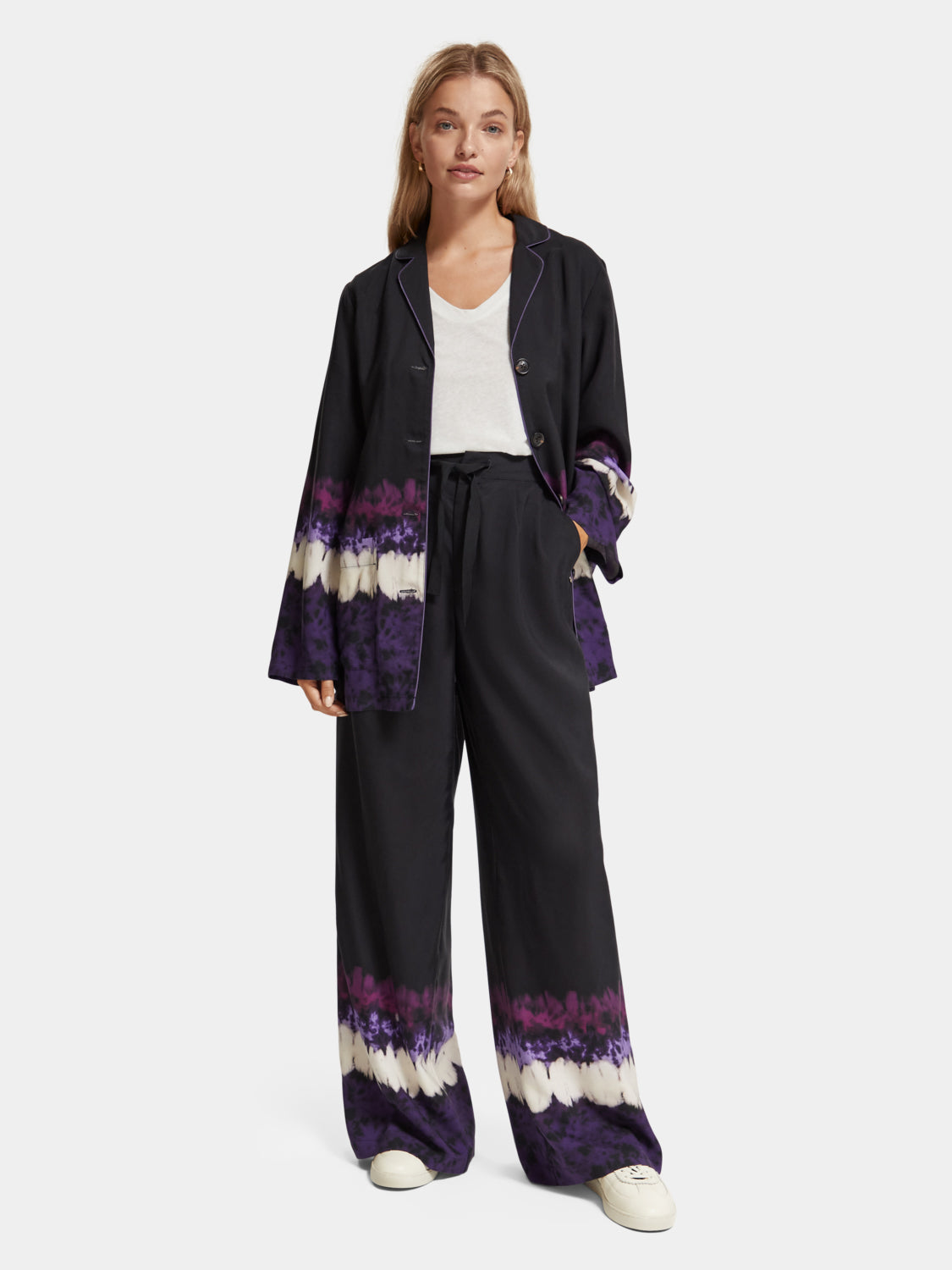 Tie-dyed SCOTCH & SODA pyjama blazer with a relaxed fit, featuring vibrant multicolor patterns and tailored lapels.