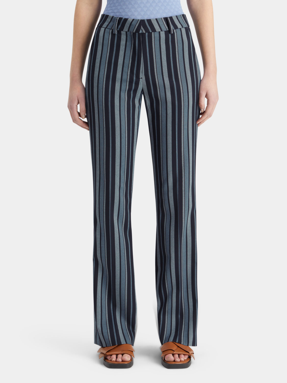 Violet Scotch & Soda kick flare pants with a high waist and stylish silhouette, displayed on a mannequin.