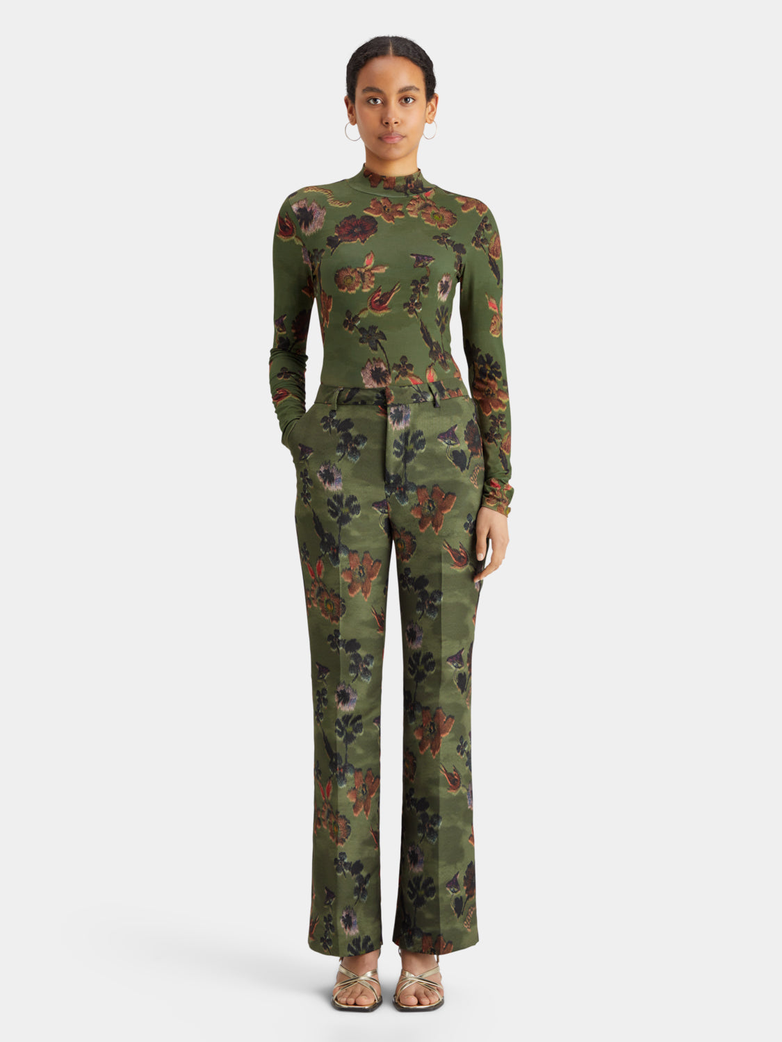 Violet Scotch & Soda kick flare pants with high waist and wide leg silhouette, displayed on a model against a neutral background.