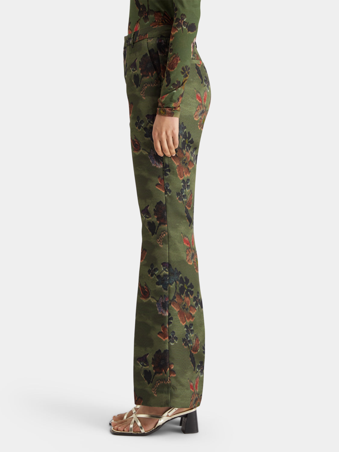 Violet Scotch & Soda kick flare pants with high waist, fitted through the hips and flaring at the hems, casual and stylish.