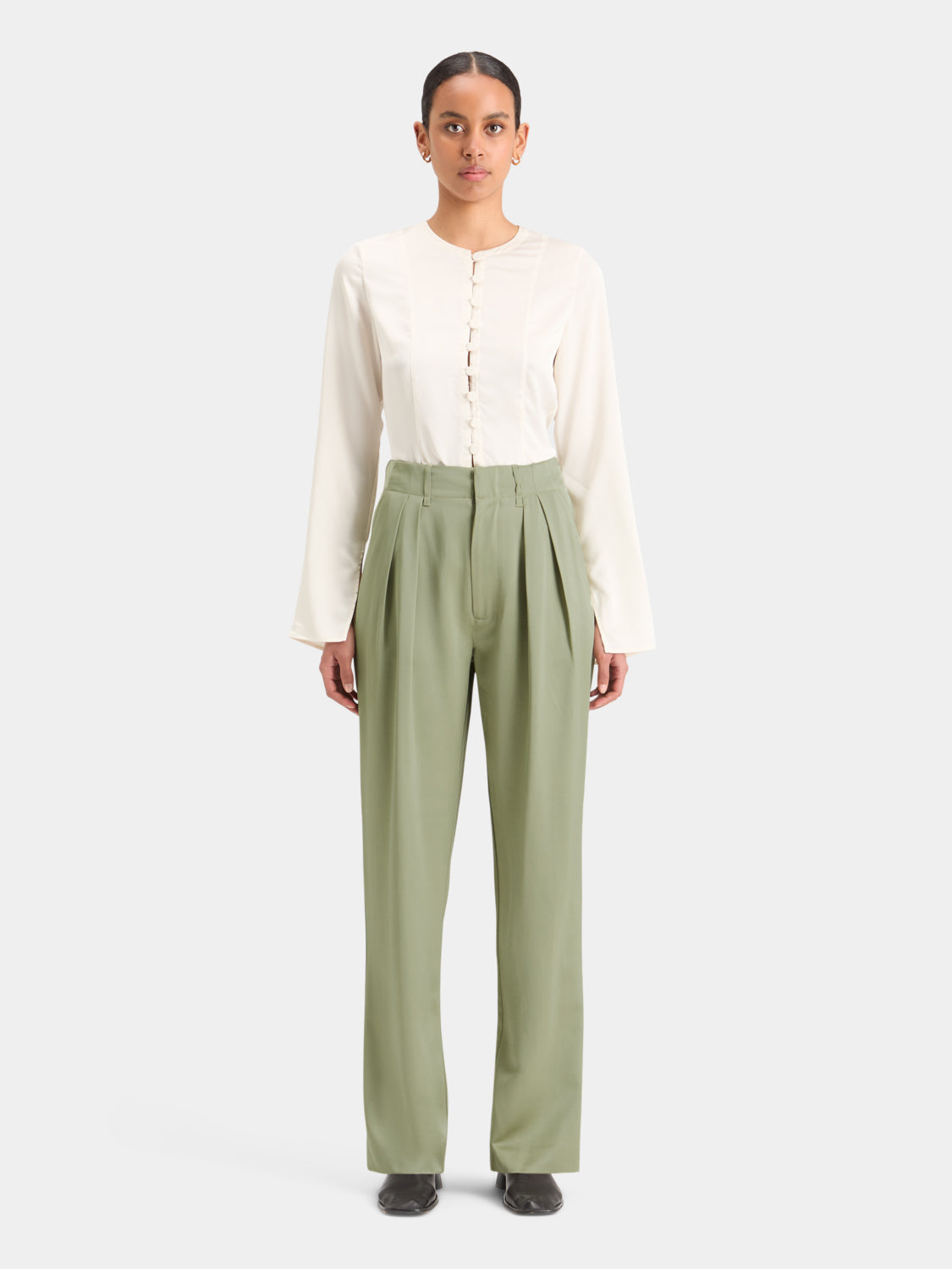 SCOTCH & SODA Faye tapered pants in a stylish fit, shown in a front view with a modern, versatile design.