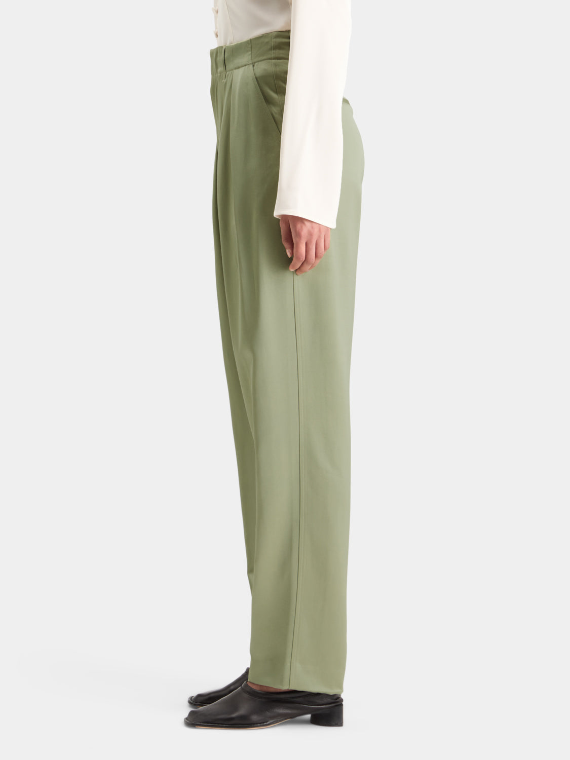 SCOTCH & SODA Faye tapered pants in neutral fabric, featuring a tailored fit and stylish design on a model.