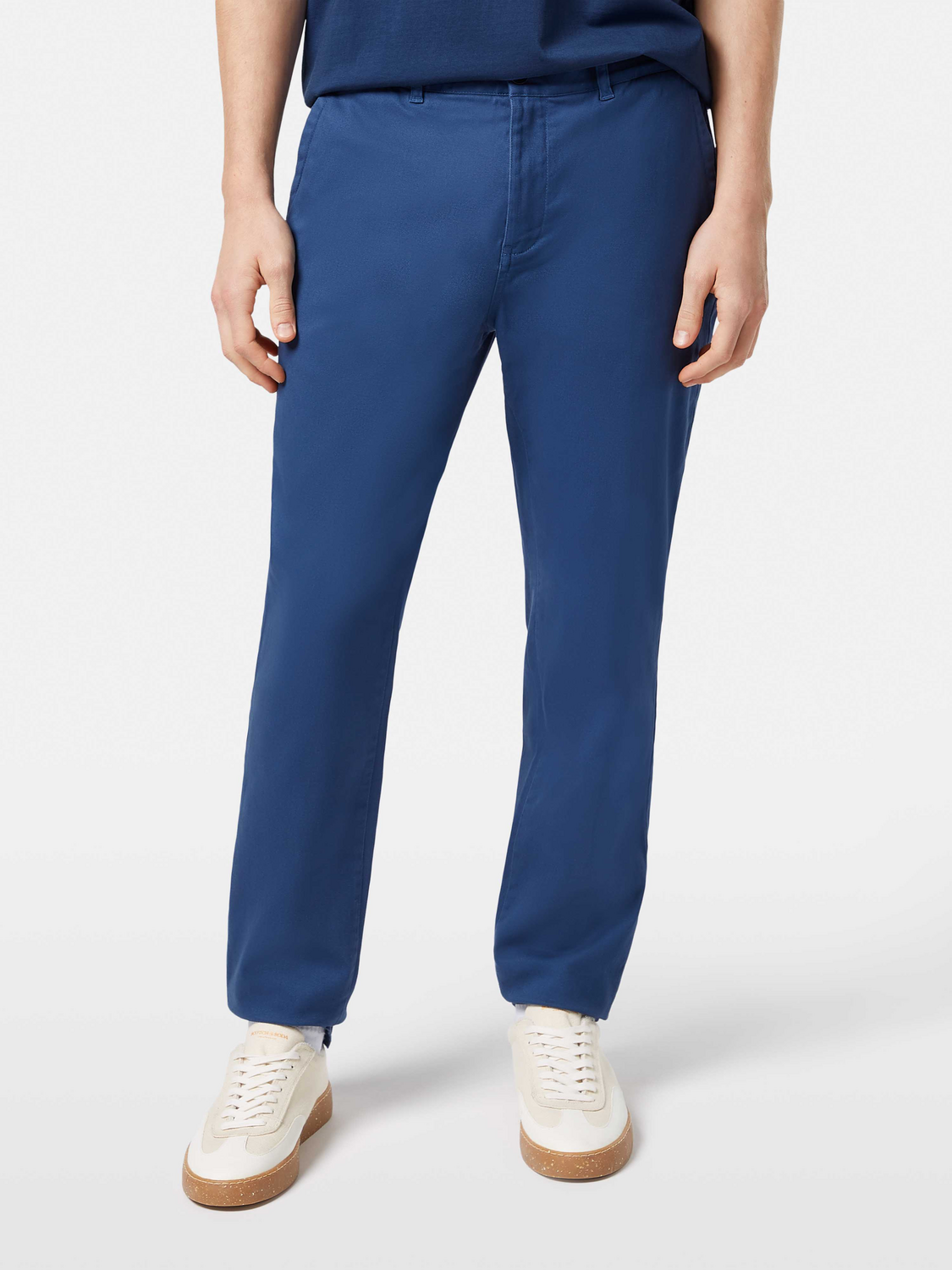 Scotch & Soda Stuart slim-fit chinos in classic color, tailored men's pants with a modern fit and clean design.