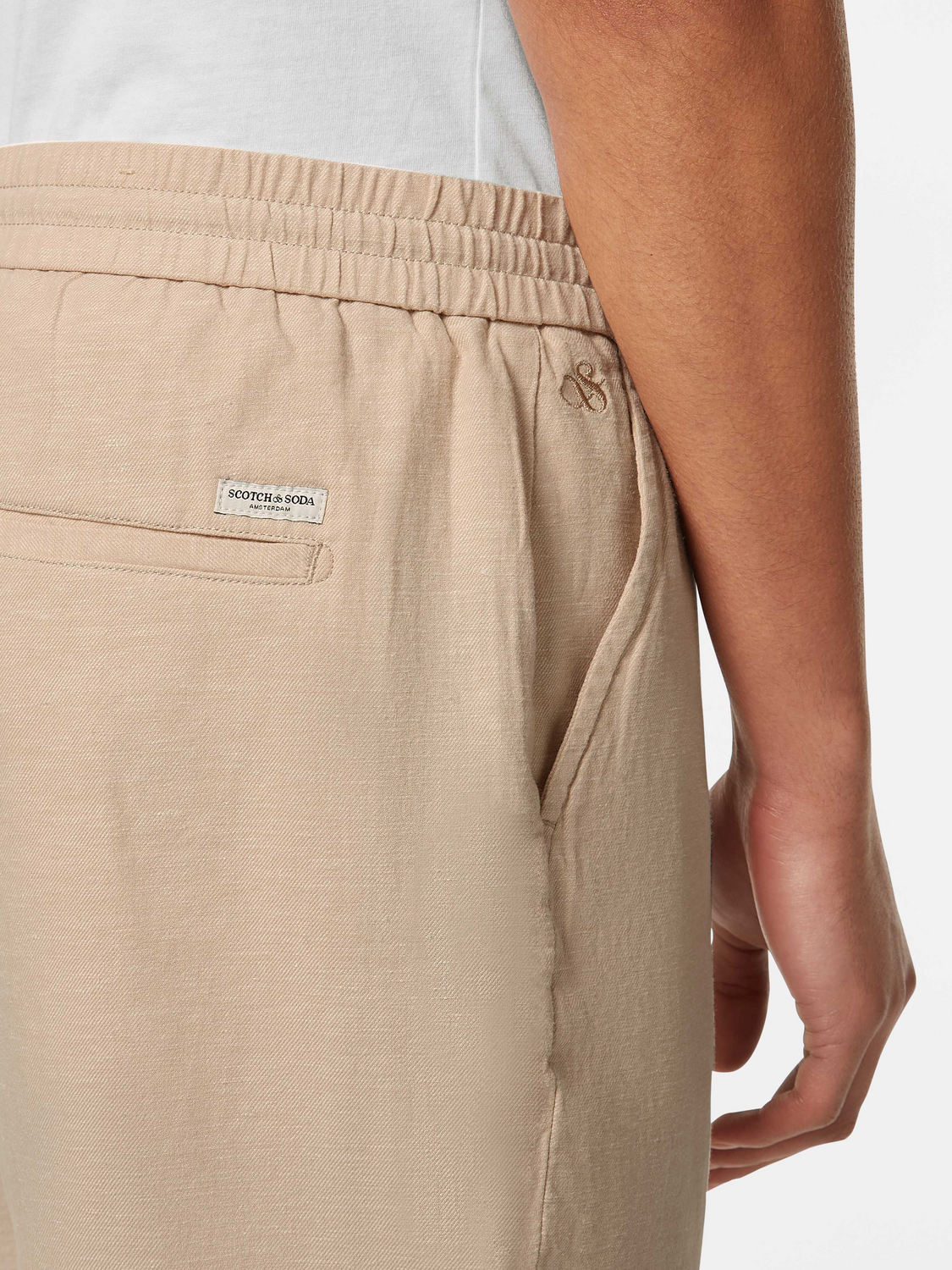 Light beige Fave cotton-linen shorts by Scotch & Soda, featuring a relaxed fit and casual style, displayed on a neutral background.