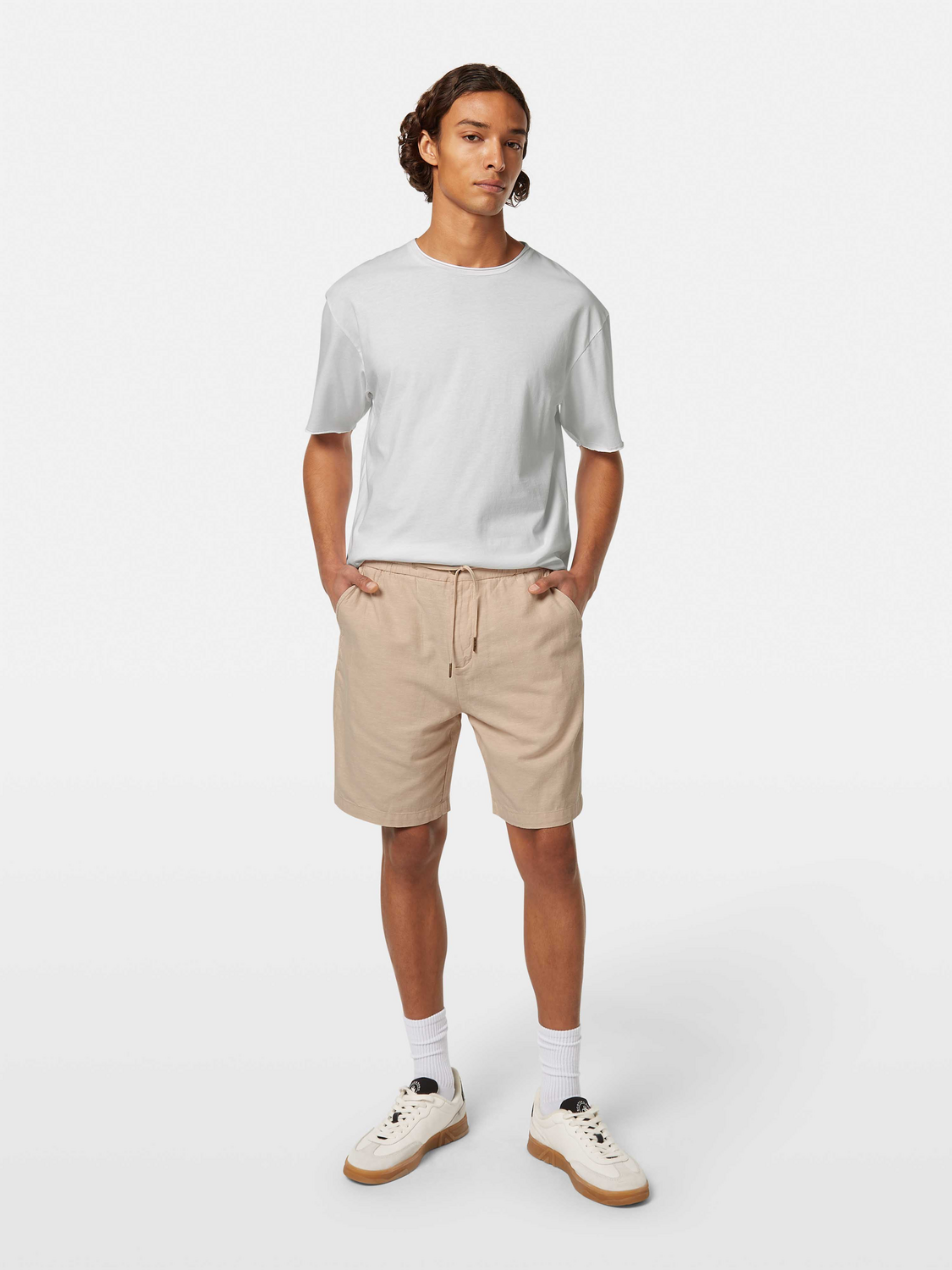 SCOTCH & SODA Fave cotton-linen shorts in light beige, showing relaxed fit and casual style on a neutral background.