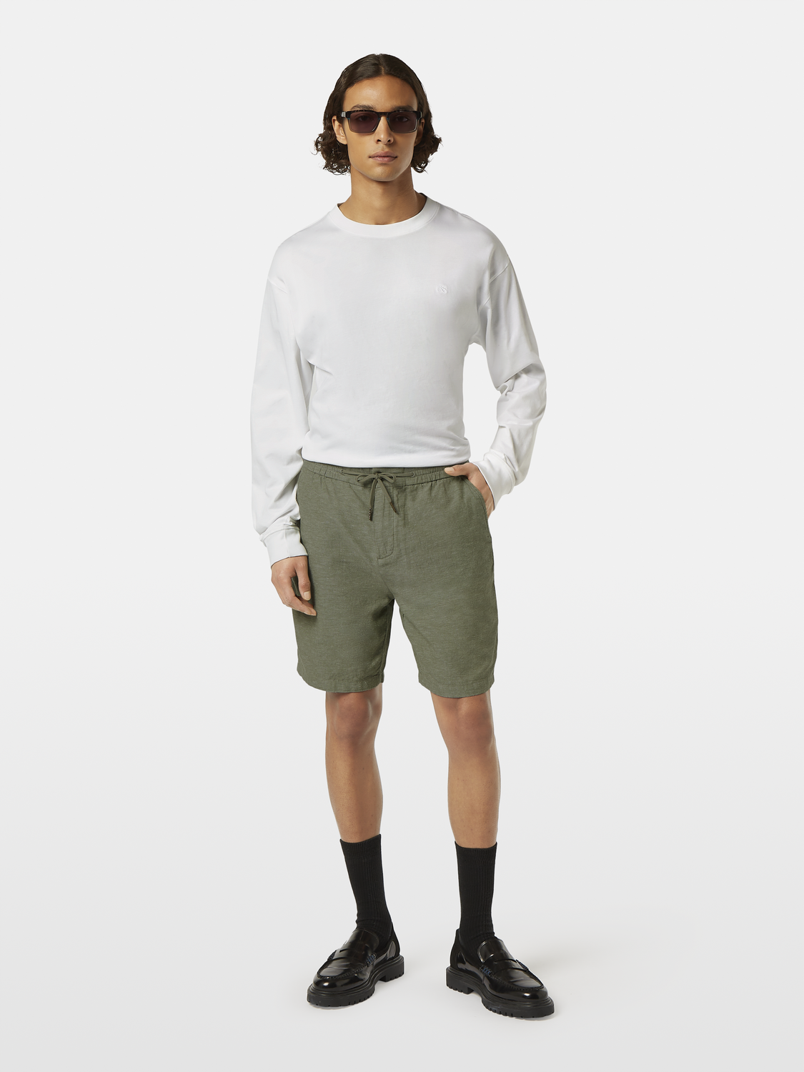 Light beige Fave cotton-linen shorts by Scotch & Soda, featuring a relaxed fit and casual style, shown on a model.