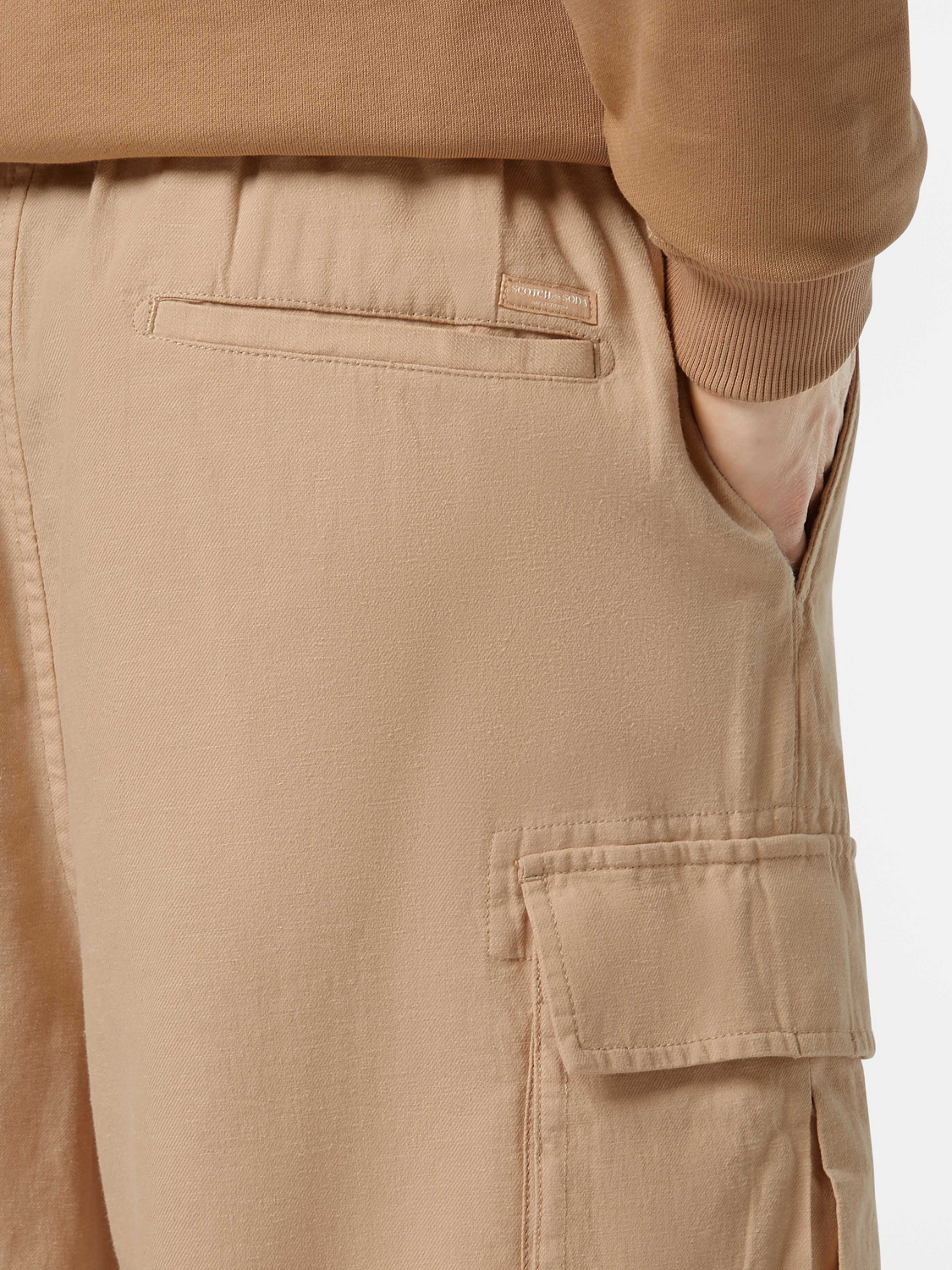 SCOTCH & SODA cargo shorts, casual men's shorts with multiple pockets, in a neutral color, suitable for everyday wear.