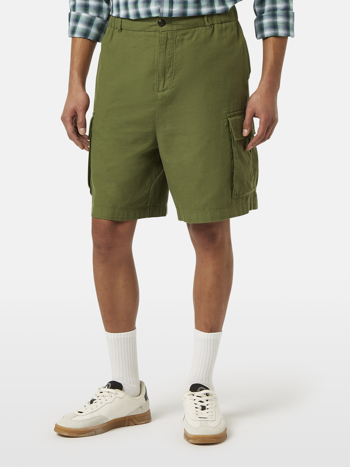 Scotch & Soda cargo shorts with multiple pockets, beige fabric, casual style, suitable for outdoor and everyday wear.