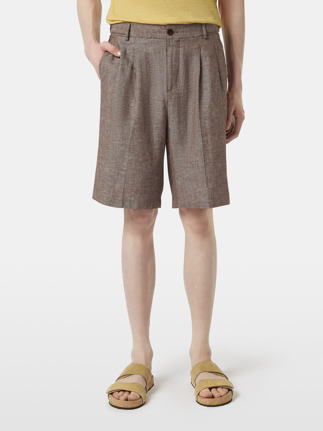Scotch & Soda pleated shorts in light pink fabric, featuring a relaxed fit and stylish design.