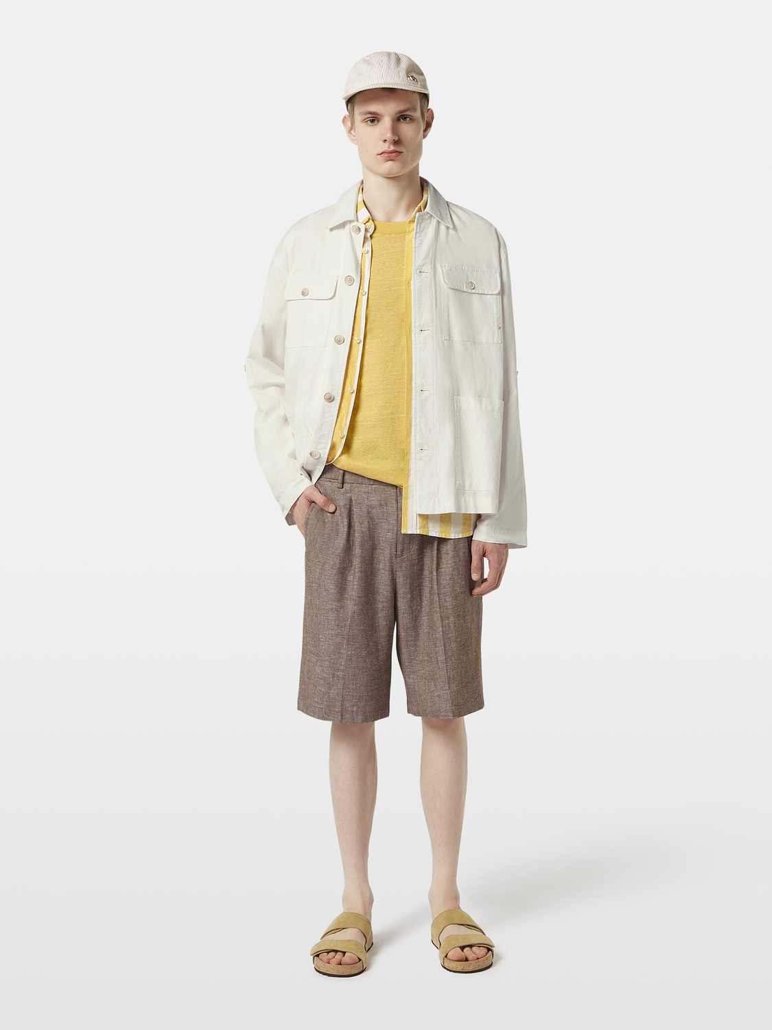 SCOTCH & SODA pleated shorts in a stylish design, featuring a comfortable fit and detailed pleats, perfect for casual wear.