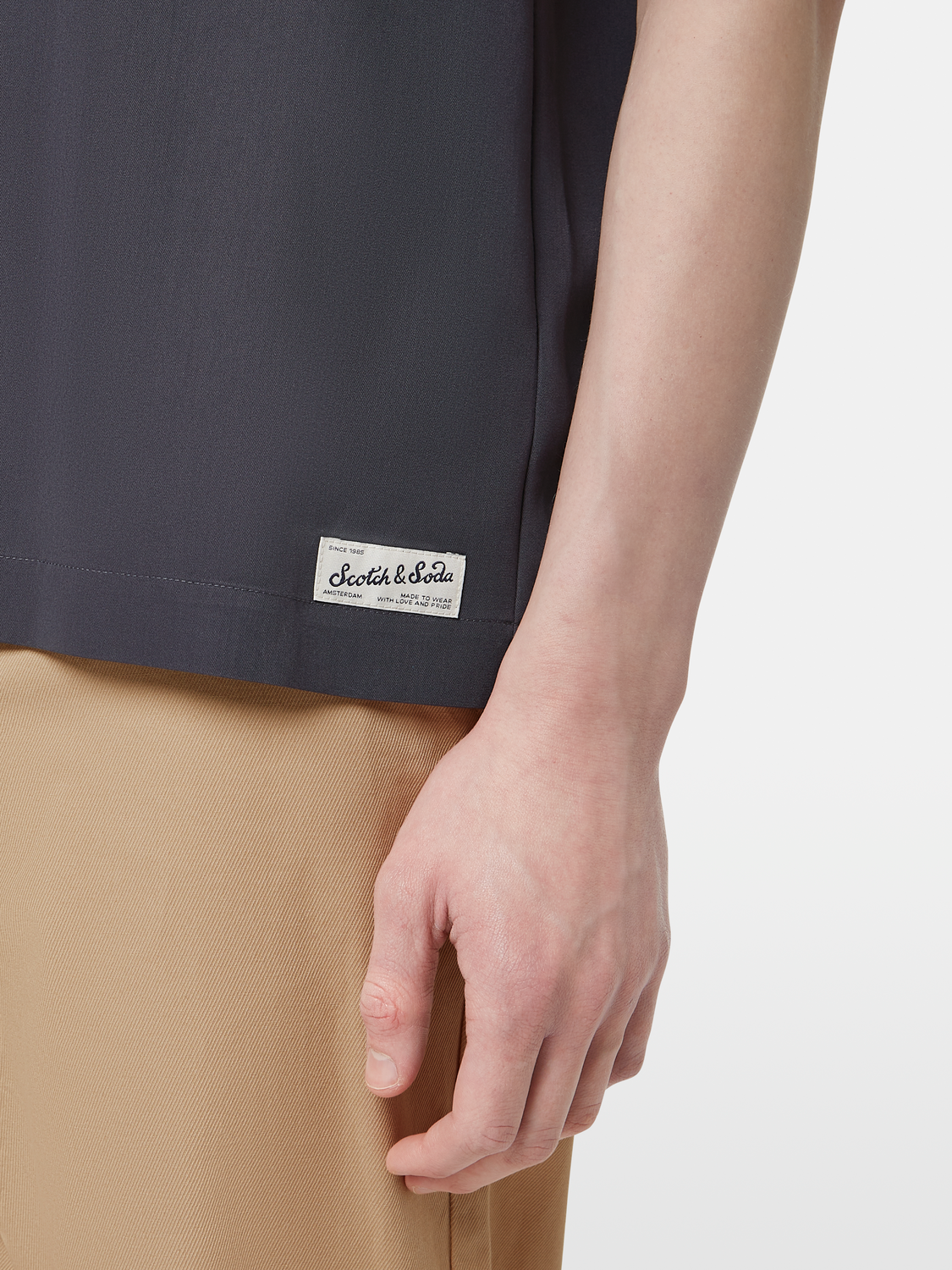 Light beige Scotch & Soda short-sleeved sateen shirt with a button-down collar and subtle sheen.